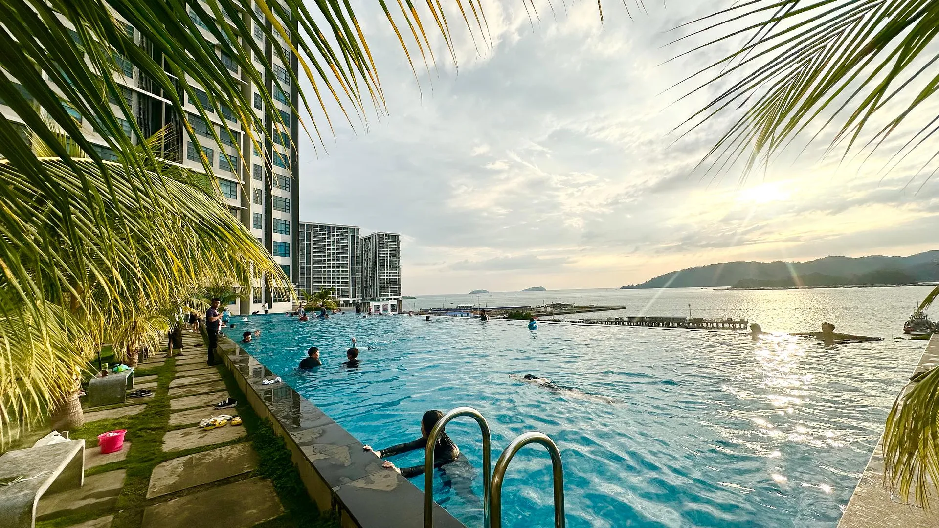 코타키나발루 선셋 씨뷰 베케이션 콘도 @ 제셀턴 퀘이 5성급 호텔 로비