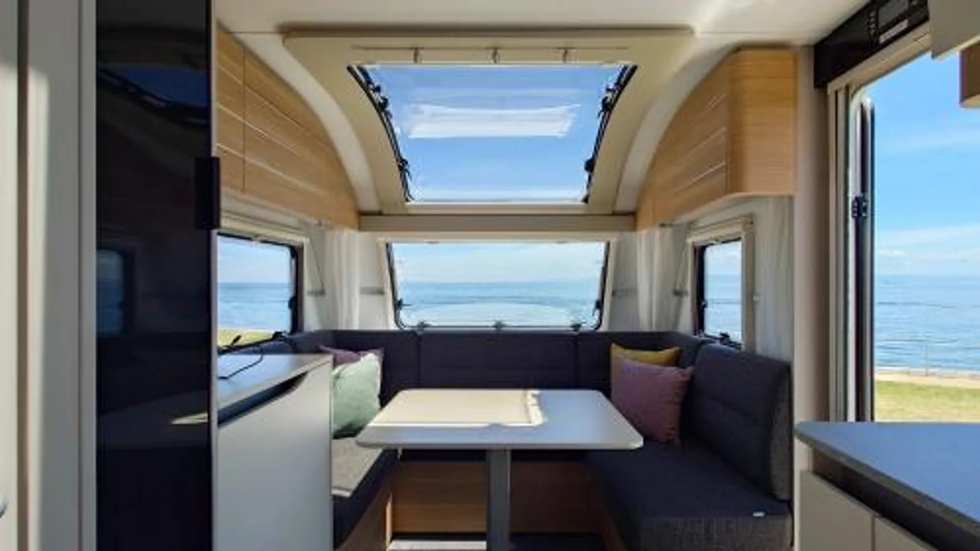 고베 Aquaignis Awaji Island TRAILER PARK 3성급 게스트하우스 수영장