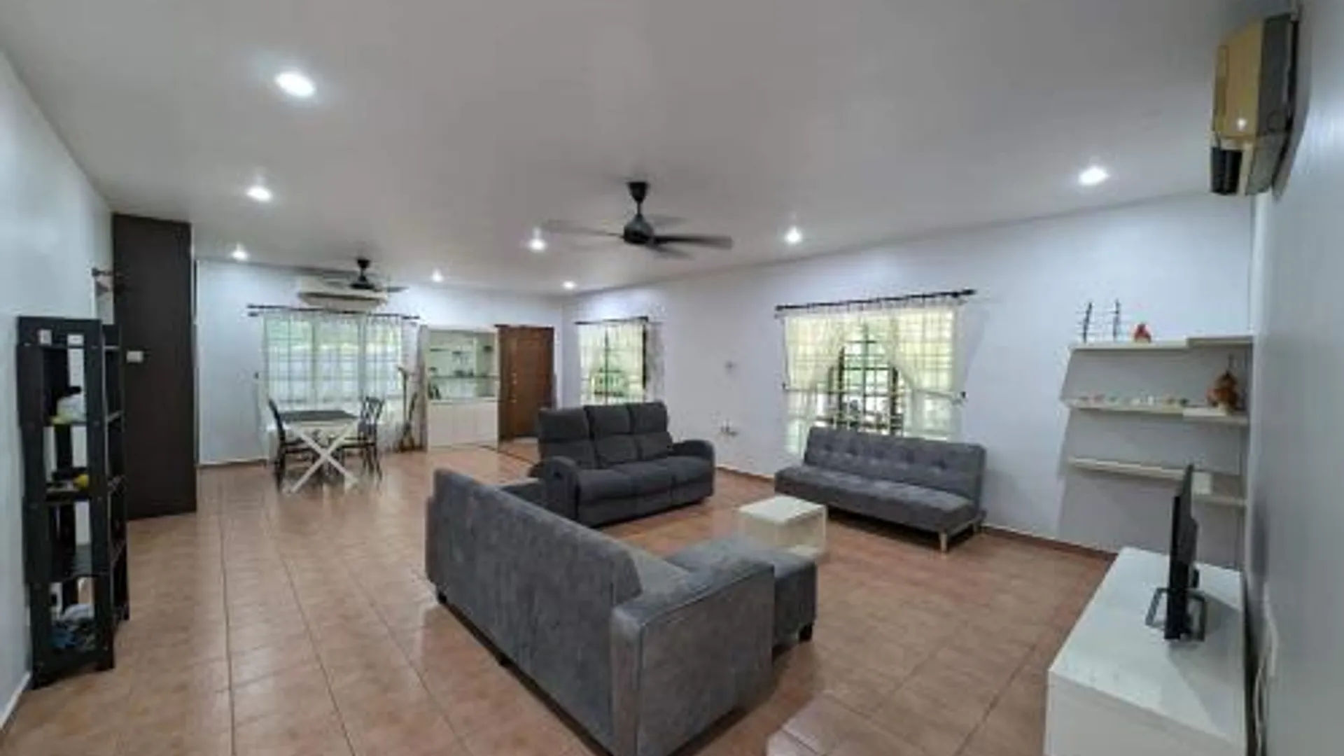 크루앙 클루앙 시티 센터의 프라이빗 하우스 (100m², 침실 4개, 프라이빗 욕실 4개) 3성급 게스트하우스 로비