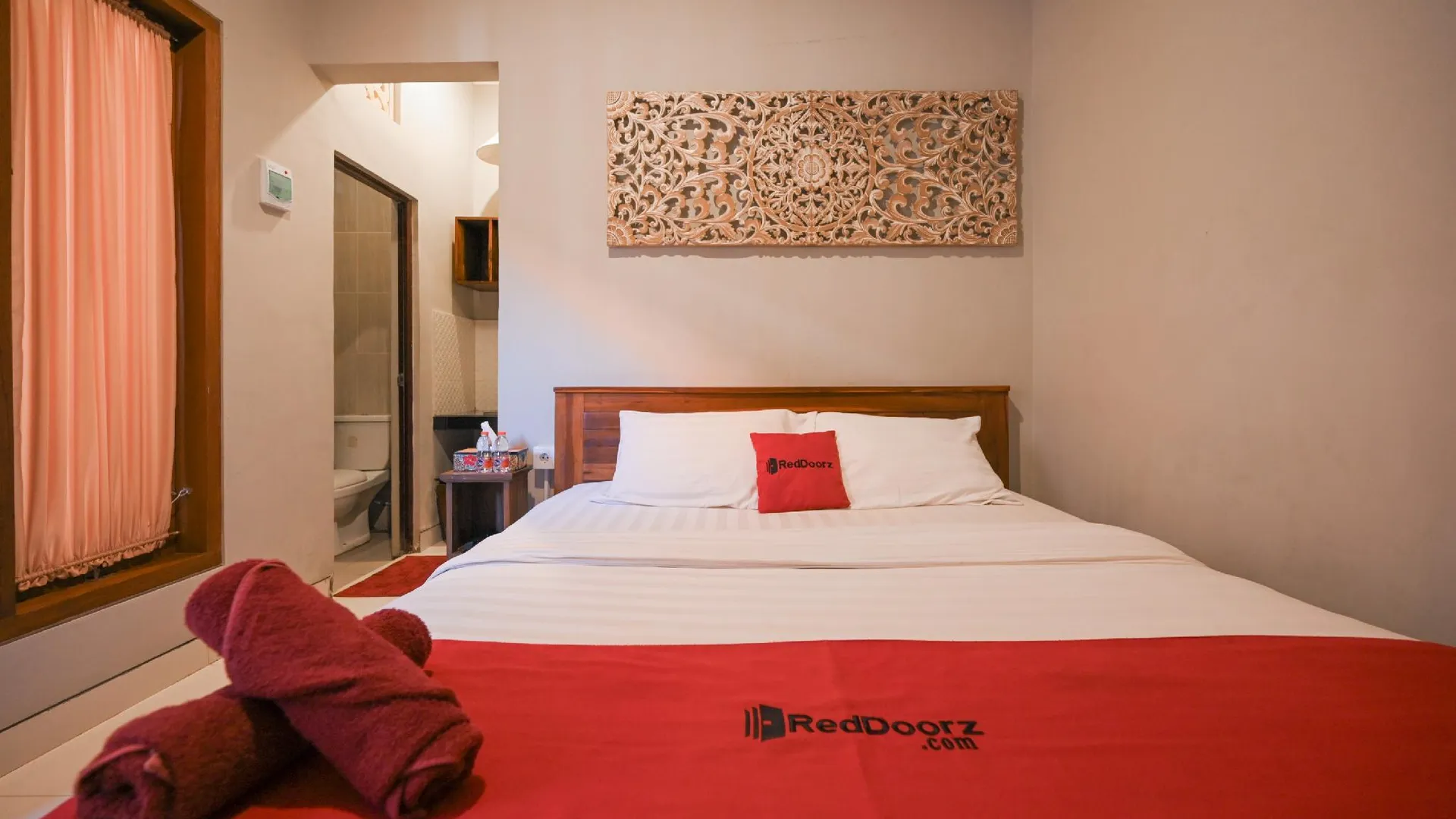 발리 레드도어즈 메르타사리 비치 근처 2 2성급 호텔 객실