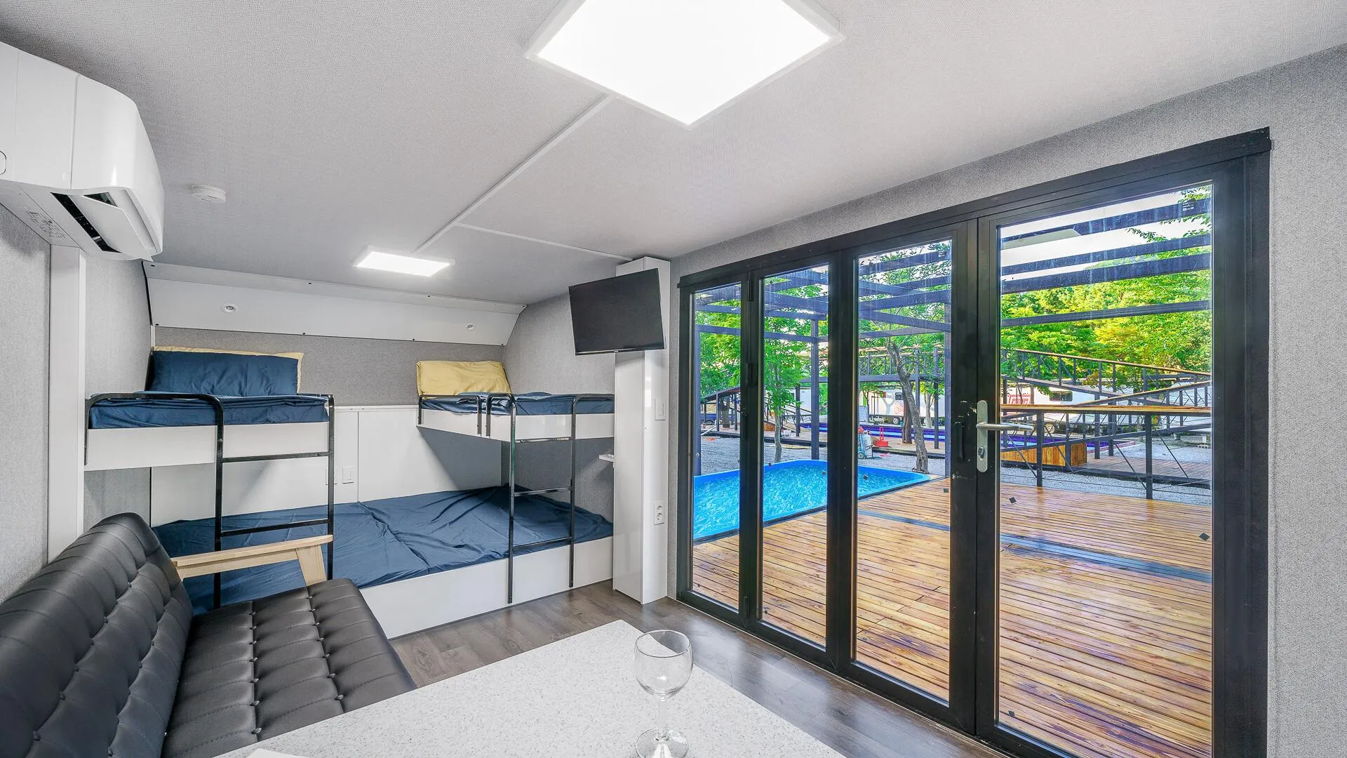 가평 힐링피아 카라반 글램핑 풀 캠핑장 2성급 게스트하우스 스위트룸