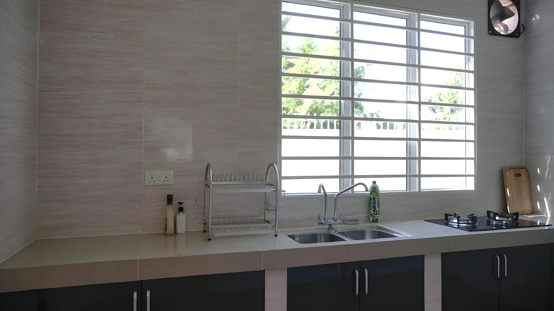 코타키나발루 중심 업무 지구 (CBD)의 프라이빗 하우스 (100m², 침실 6개, 프라이빗 욕실 4개) 2성급 싱글룸 수영장