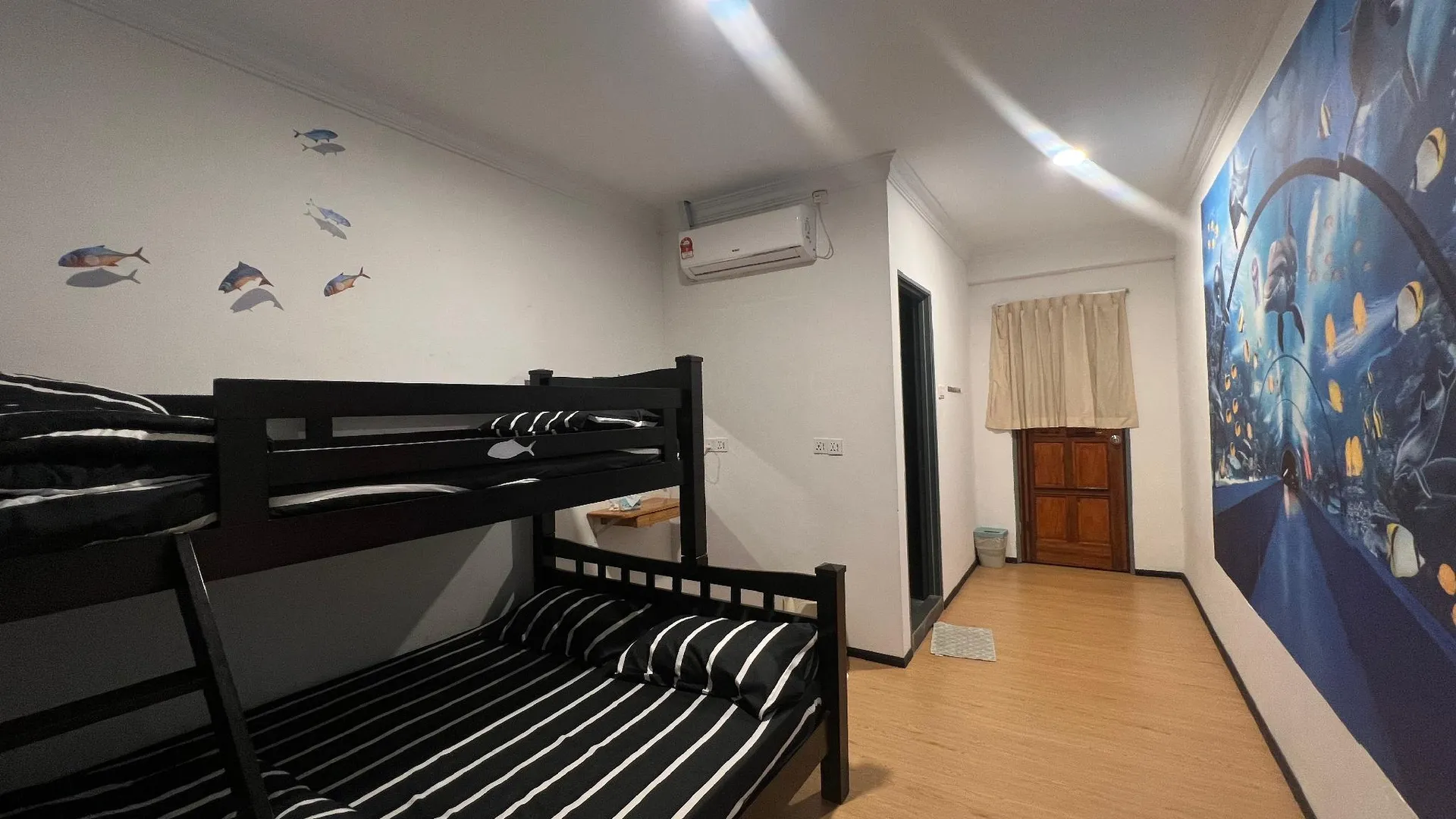 셈포르나 The Ship GuetsHouse II 1성급 호텔 로비