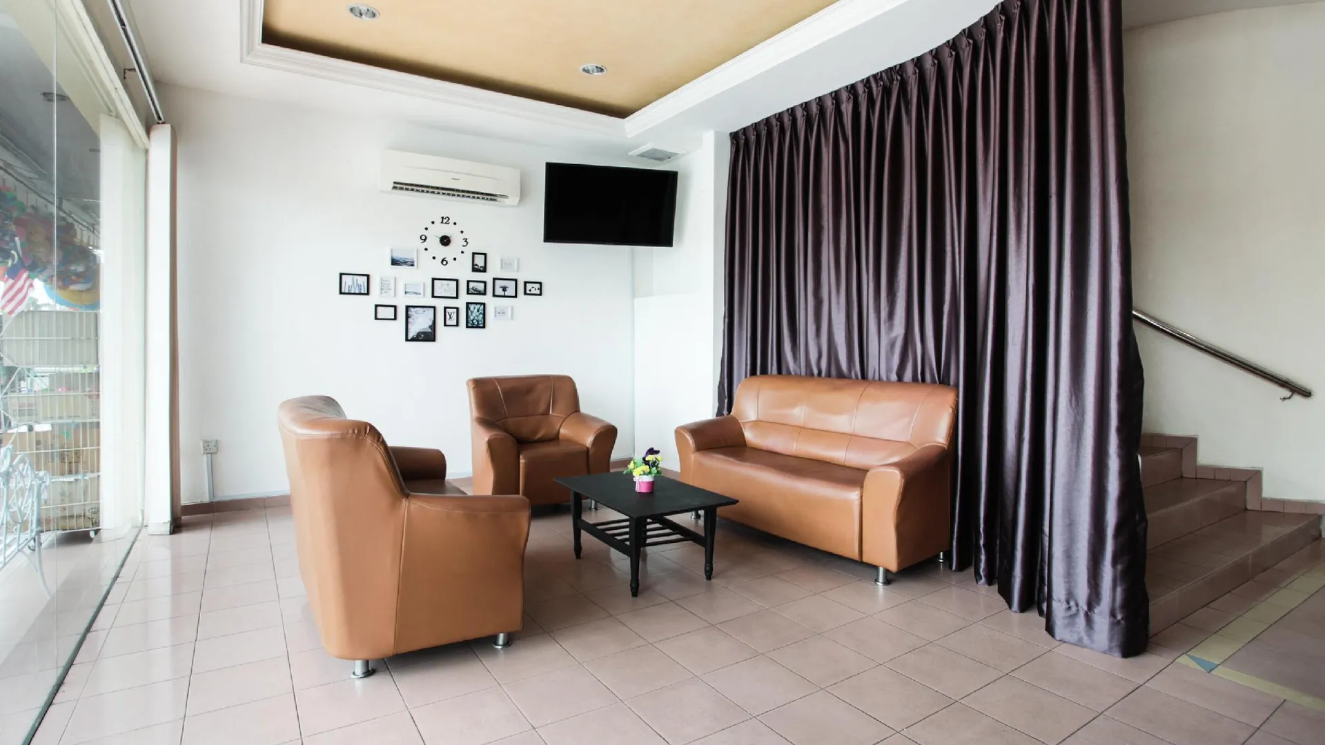 틀룩인탄 Hotel Home 88 2성급 호텔 외관