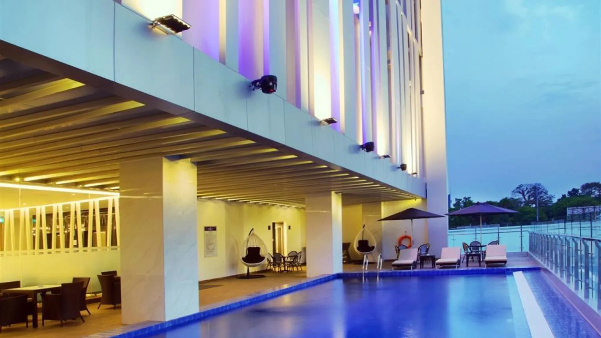 마카사르 골든 튤립 에센셜 마카사르 3성급 호텔 레스토랑