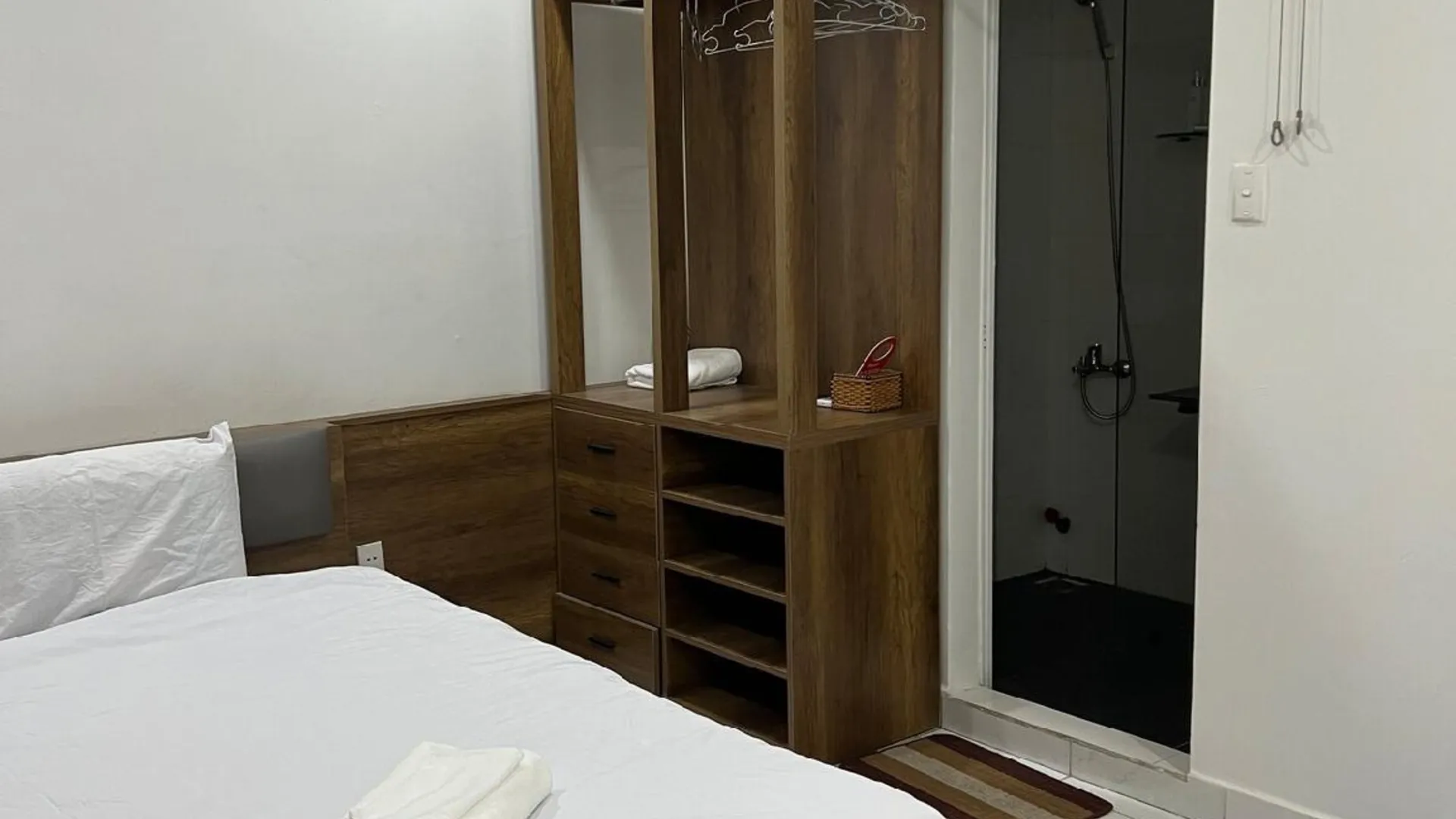 호치민 1군의 프라이빗 하우스 (m², 침실 1개, 프라이빗 욕실 1개) 2성급 싱글룸 레스토랑