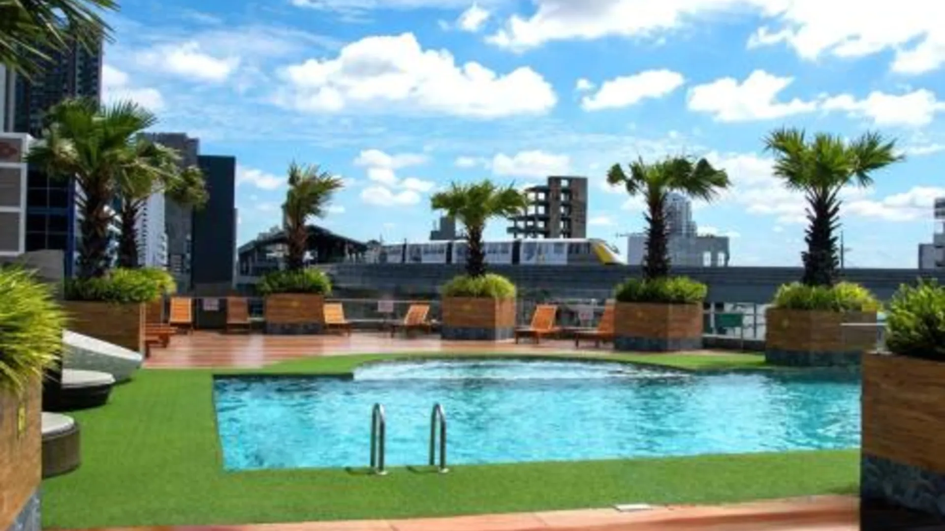 방콕 더 바자 호텔 방콕 – MRT 랏프라오 랏차다피섹 5성급 호텔 수영장