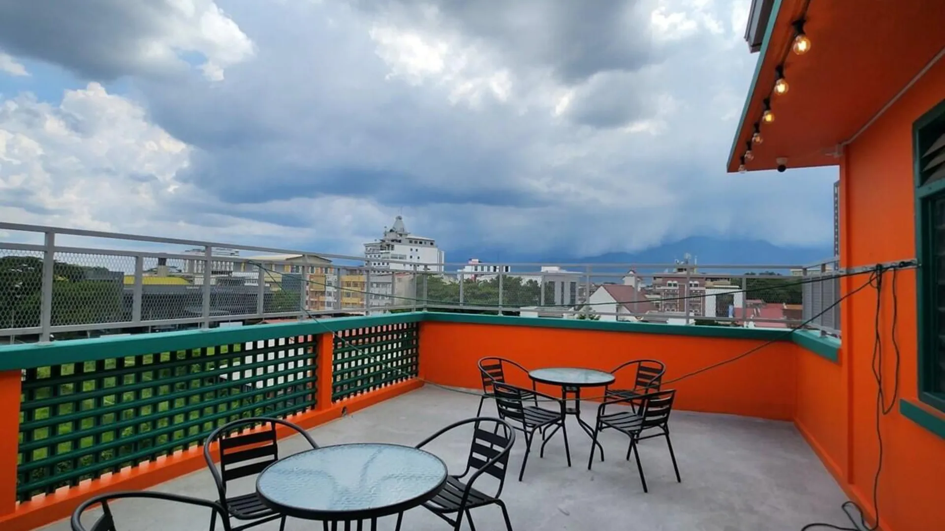 이포 캄풍 쿠차이의 프라이빗 하우스 (100m², 침실 1개, 프라이빗 욕실 2개) 3성급 싱글룸 전망