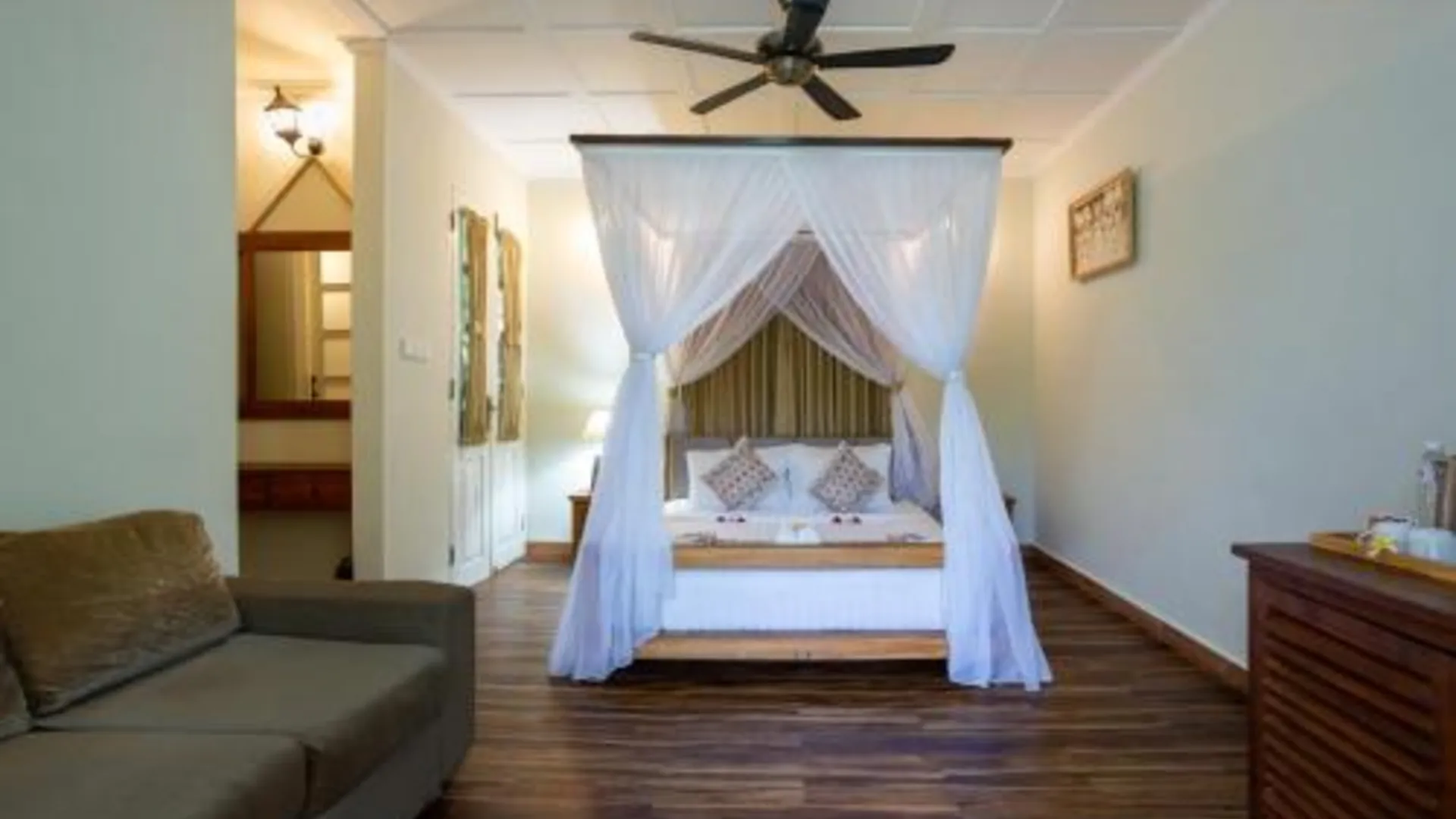 발리 비제 사리 비스마 3성급 호텔 스위트룸