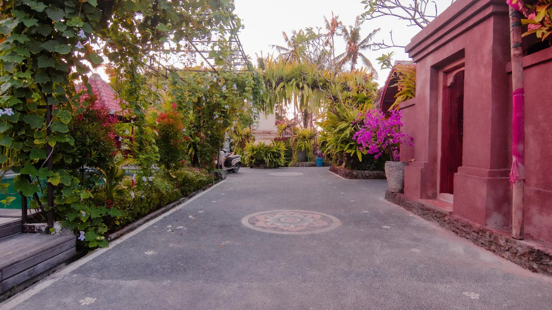 발리 케라마스의 아파트먼트 (1300m², 침실 4개, 프라이빗 욕실 4개) 4성급 싱글룸 레스토랑