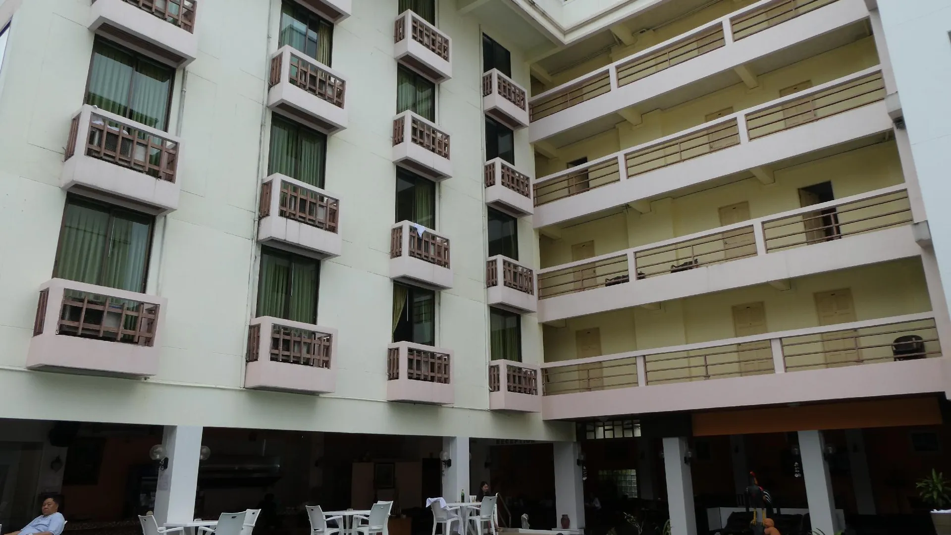 방콕 망고 라군플레이스 2성급 호텔 외관