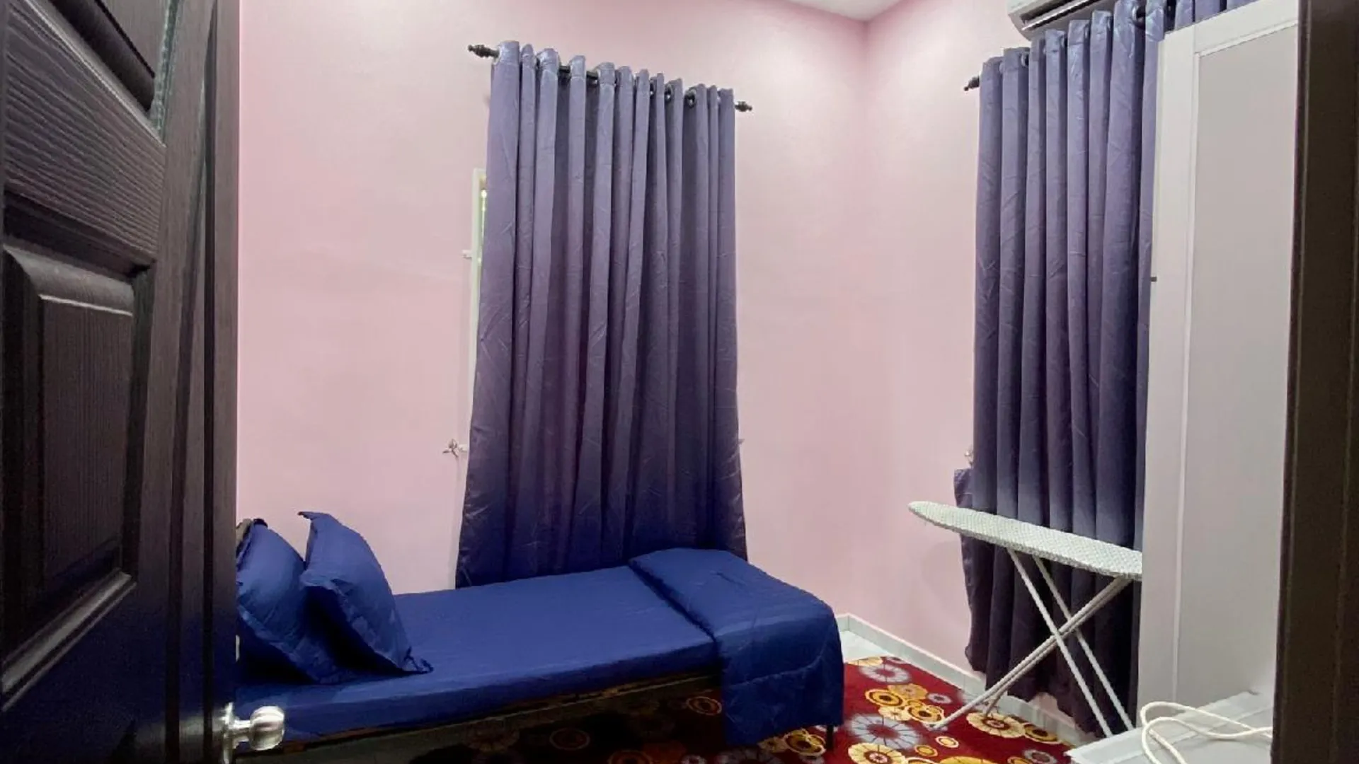 쿠알라 네랑 포콕 세나의 프라이빗 하우스 (850m², 침실 3개, 프라이빗 욕실 2개) 2성급 싱글룸 레스토랑