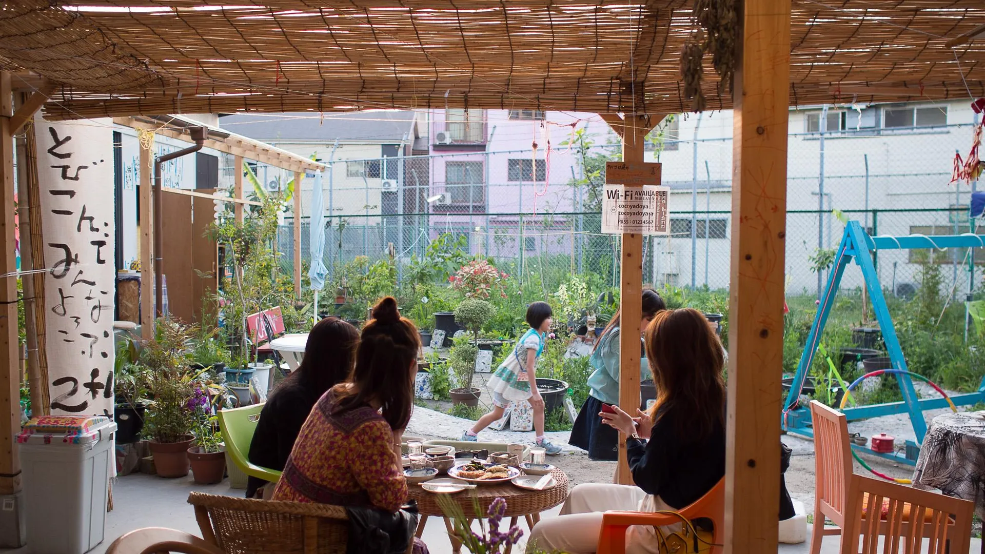 오사카 가마가사키 예술대학 카페 가든 게스트 하우스 1성급 호텔 수영장