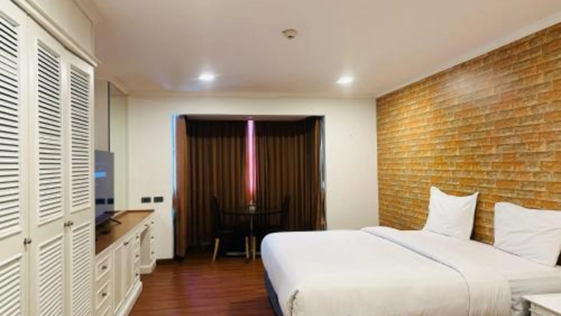 방콕 Spacious 1,2 & 3 Bedroom Serviced Apartments OMNI - Nana BTS 3성급 게스트하우스 스위트룸