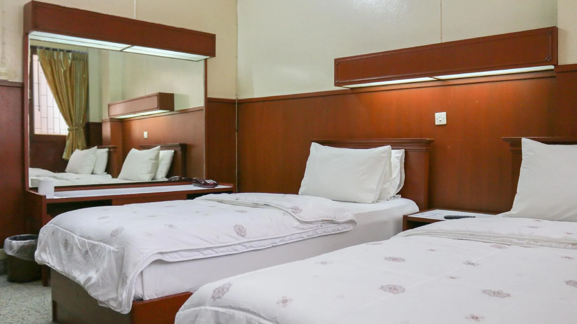 방콕 나콘핑 호텔 2성급 호텔 스위트룸