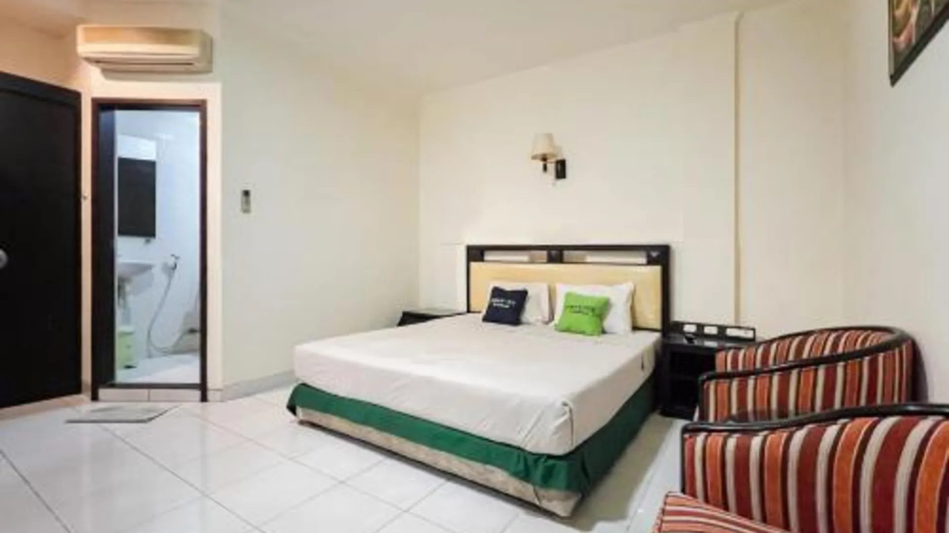 마카사르 Urbanview Hotel Yasmin Makassar by RedDoorz 2성급 호텔 전망