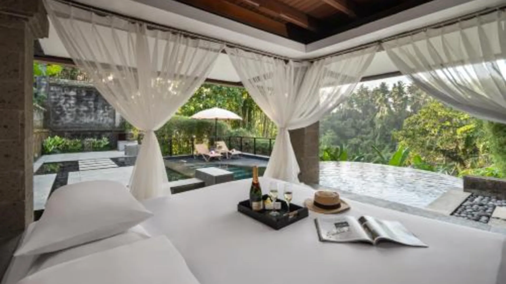 발리 카만달루 우붓 리조트 5성급 호텔 로비