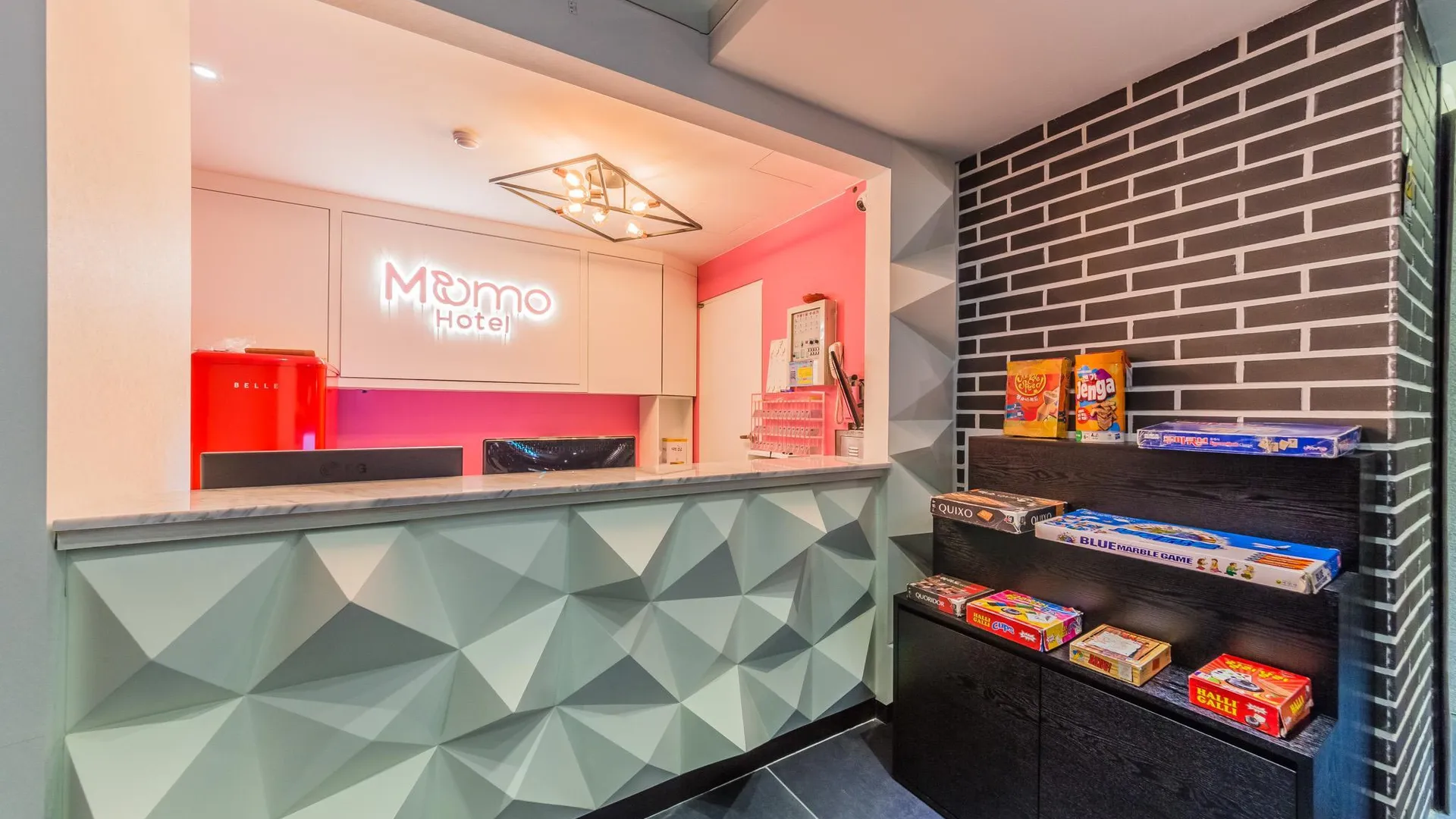 서울 신촌 모모 호텔 외관