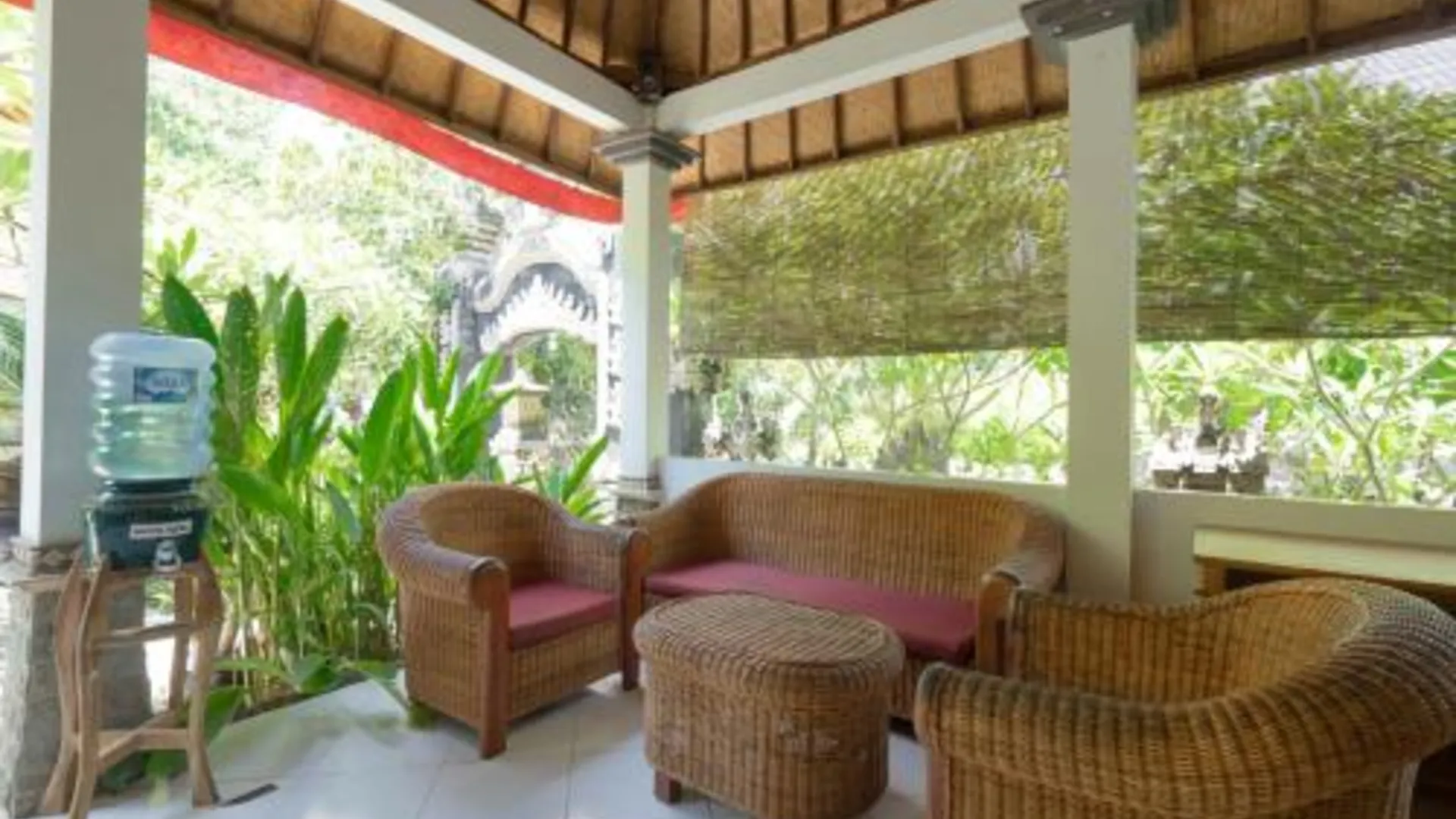 발리 라투 코티지 2성급 게스트하우스 로비