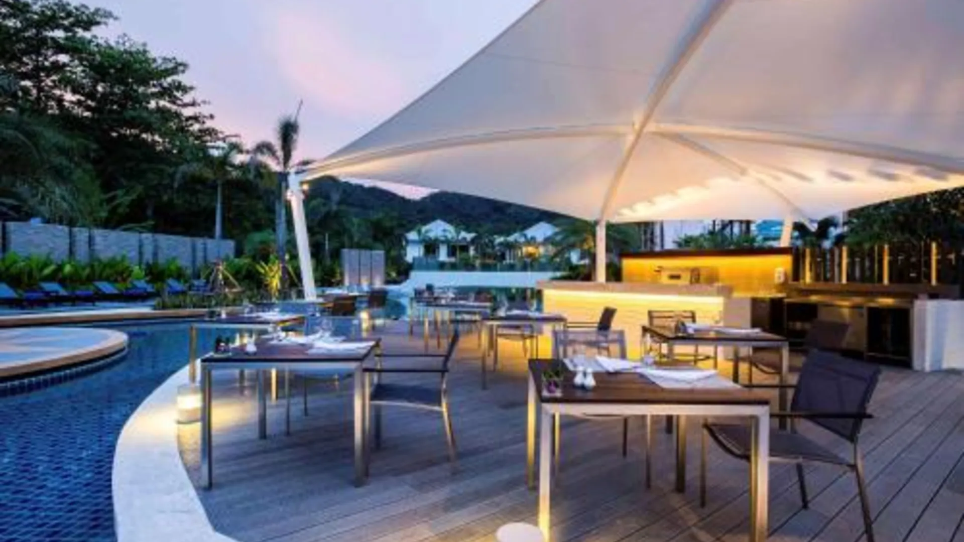 푸켓 홀리데이 인 리조트 푸켓 카론비치 바이 IHG 4성급 호텔 레스토랑