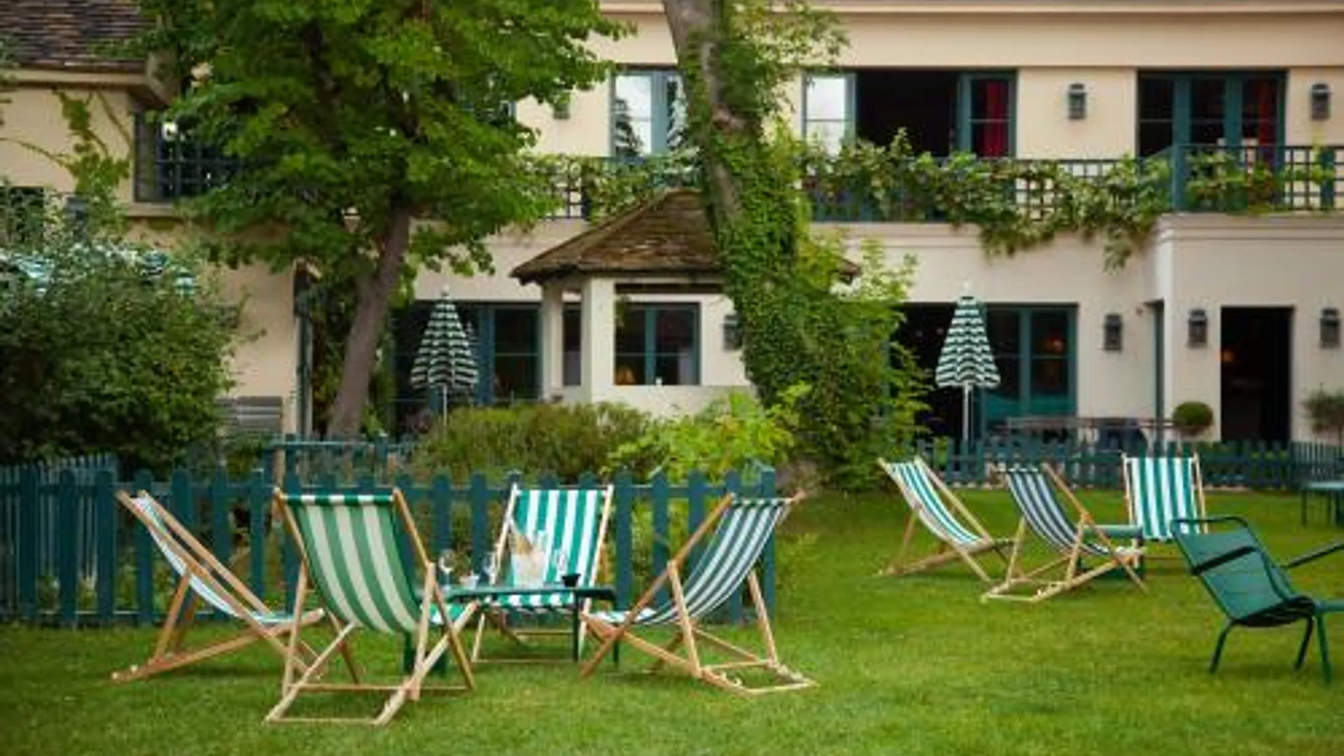 루얼 말메이슨 Le Fruit Défendu 3성급 호텔 외관