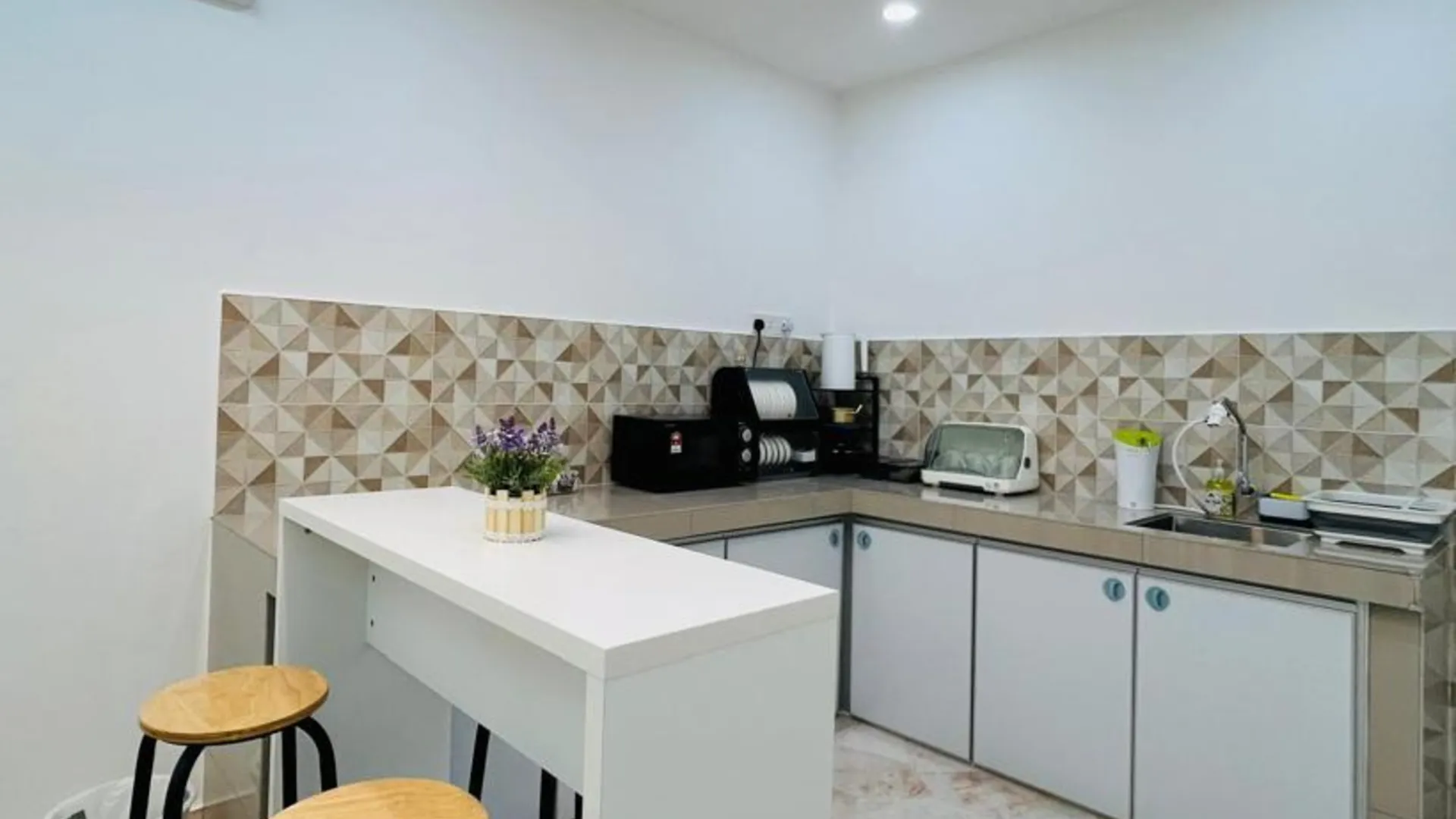 이포 타만 반다라야의 프라이빗 하우스 (m², 침실 3개, 프라이빗 욕실 2개) 3성급 게스트하우스 수영장