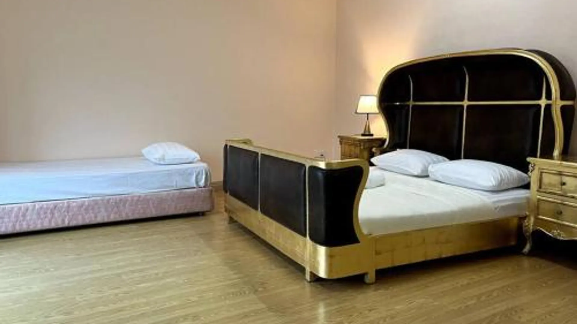 샤알람 부킷 젤루통의 프라이빗 하우스 (2700m², 침실 4개, 프라이빗 욕실 4개) 3성급 게스트하우스 스위트룸