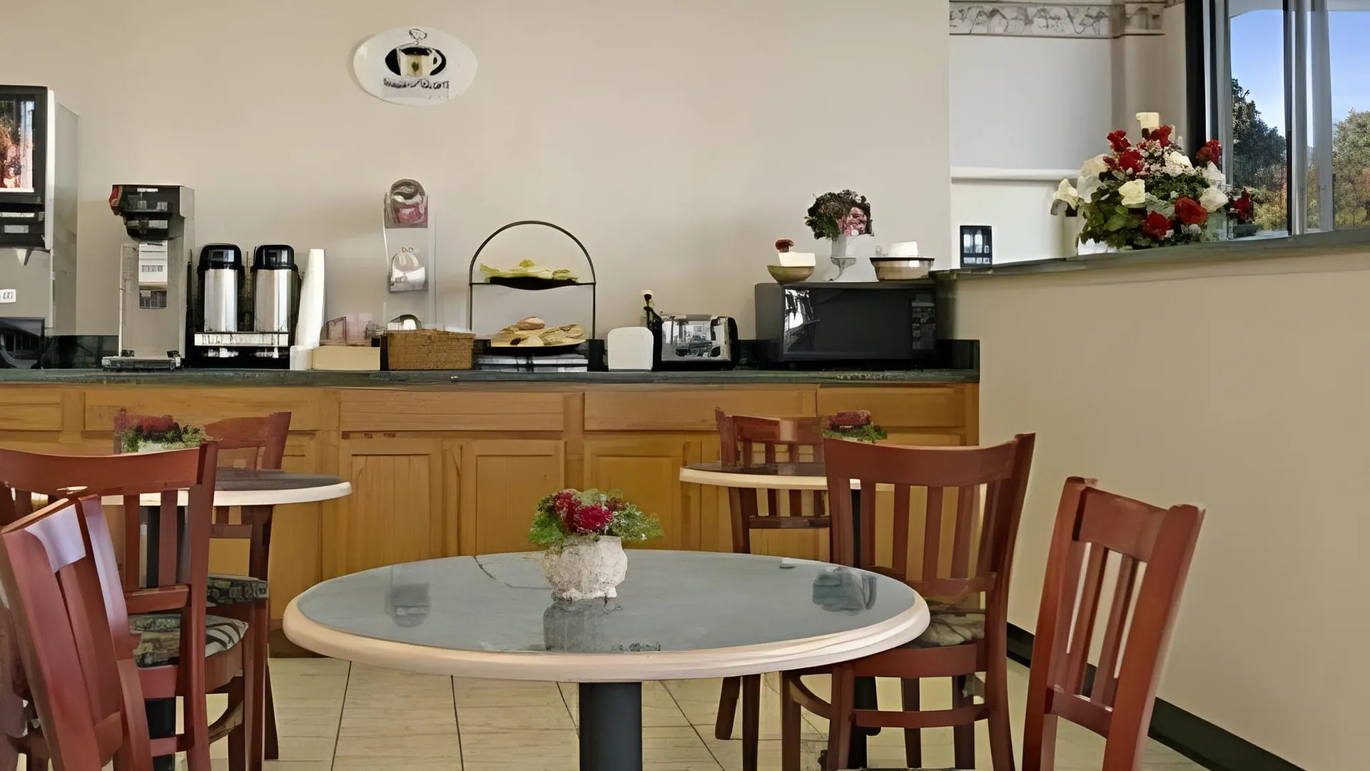 머내서스 (VA) 슈퍼 8 바이 윈덤 매너서스 2성급 호텔 레스토랑