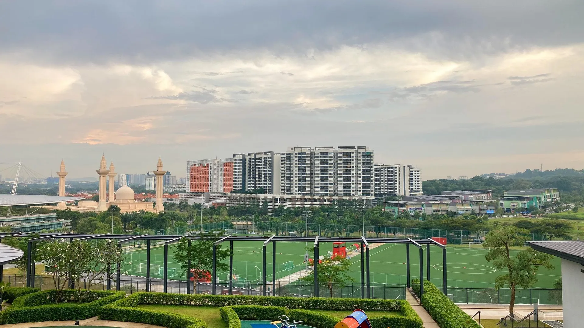 샤알람 부킷 젤루통의 아파트먼트 (800m², 침실 3개, 프라이빗 욕실 2개) 4성급 싱글룸 레스토랑