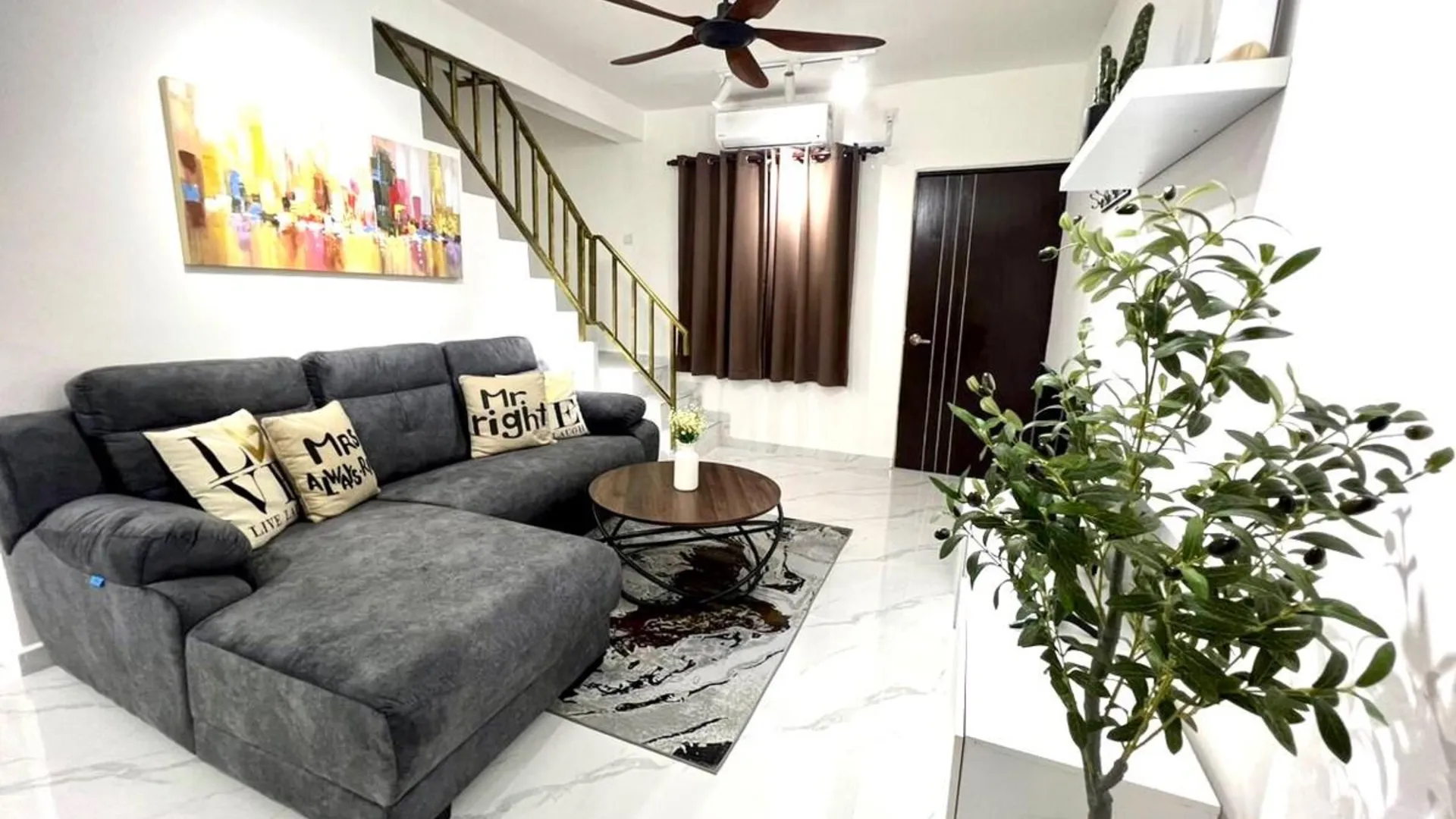 쿠안탄 반다르 인데라 마코타의 프라이빗 하우스 (100m², 침실 3개, 프라이빗 욕실 2개) 3성급 게스트하우스 스위트룸