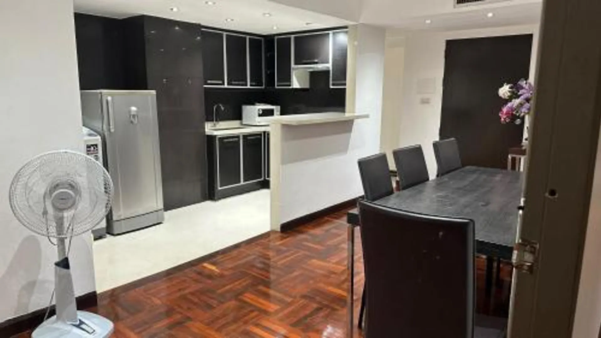 방콕 Spacious 1,2 & 3 Bedroom Serviced Apartments OMNI - Nana BTS 3성급 게스트하우스 수영장