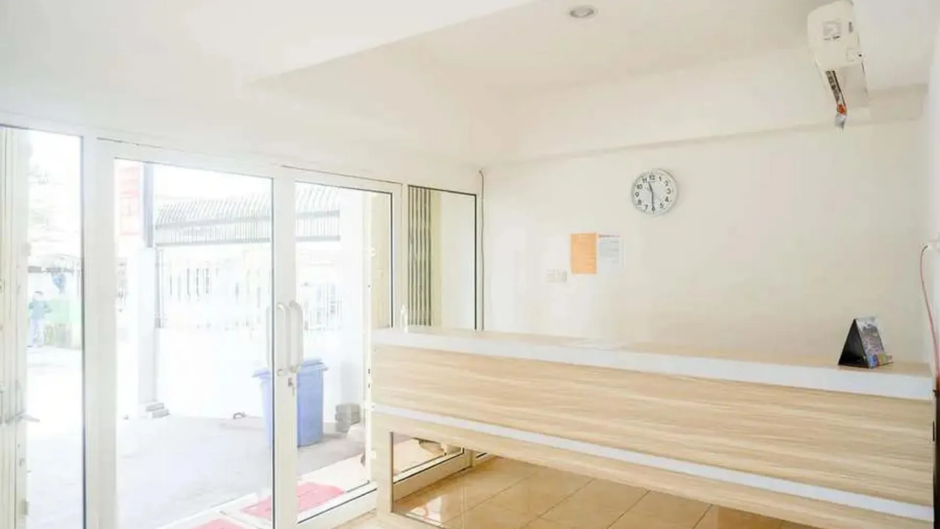 마카사르 RedDoorz near Mall Ratu Indah 3 2성급 호텔 로비