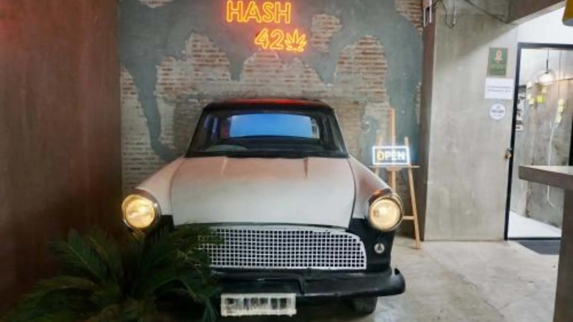 방콕 Silom Soi 3 Hash Apartment hip and funky with rooftop view 3성급 싱글룸 객실