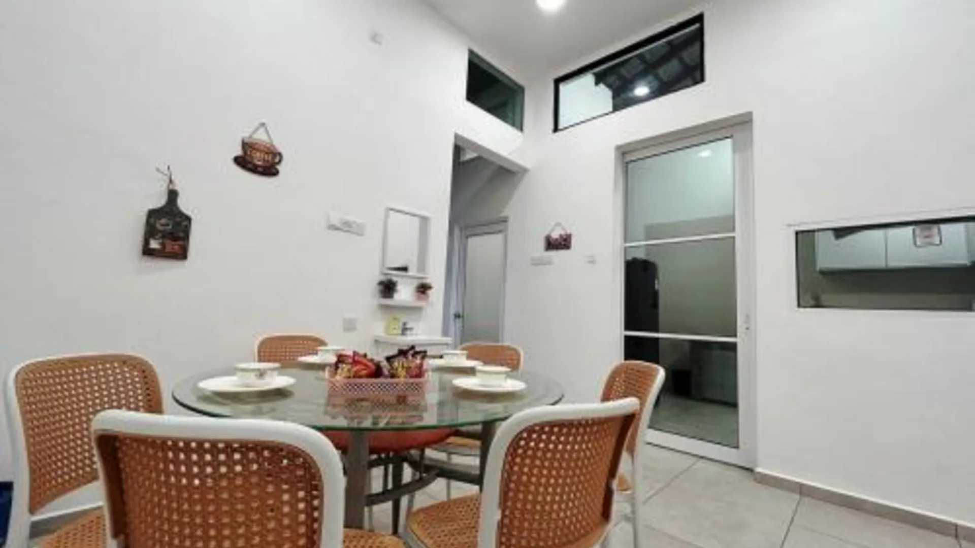 말라카 바투 베렌담의 프라이빗 하우스 (m², 침실 3개, 프라이빗 욕실 3개) 2성급 게스트하우스 레스토랑