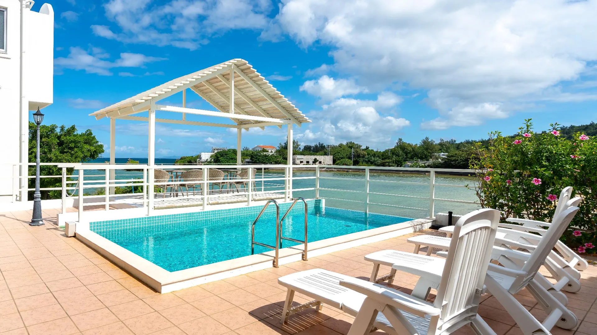 오키나와 본섬 아니베르사리오 비치프론트 풀 앤 BBQ 테라스 포함의 카시베쓰소 5성급 게스트하우스 객실