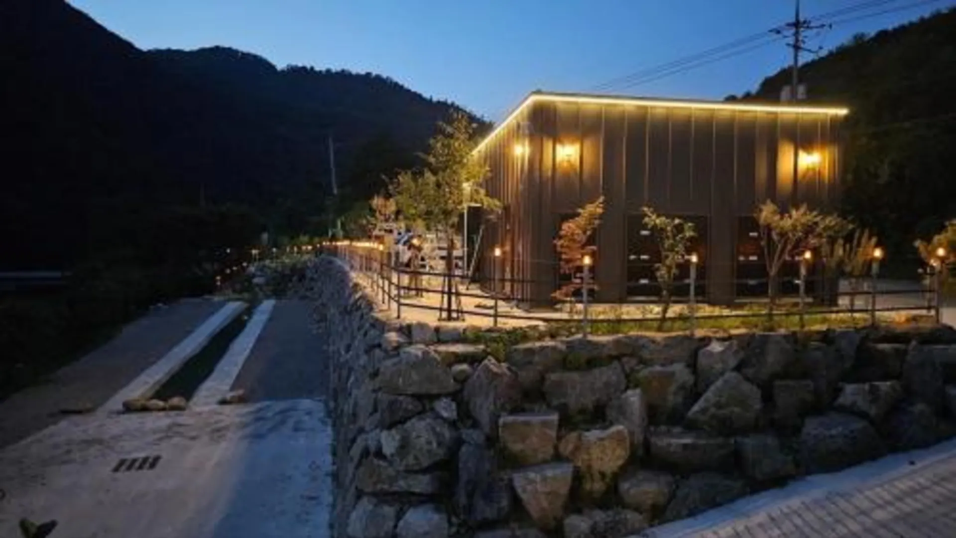 가평 계곡에풍덩 펜션 캠핑장 3성급 게스트하우스 수영장