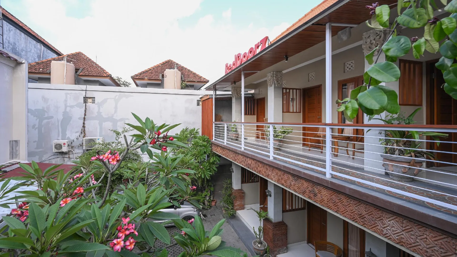 발리 레드도어즈 메르타사리 비치 근처 2 2성급 호텔 외관