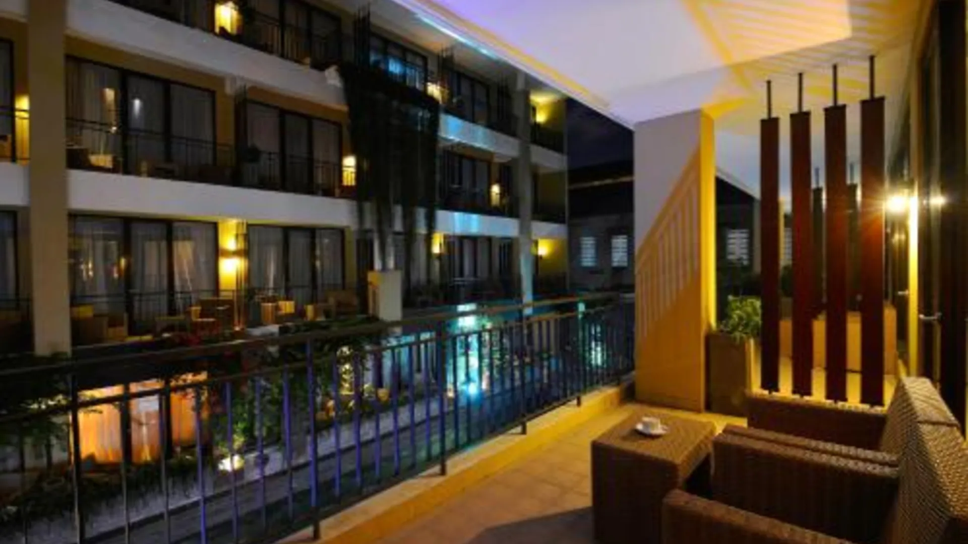 발리 100 선셋 쿠타 호텔 앤 볼룸 호텔 수영장