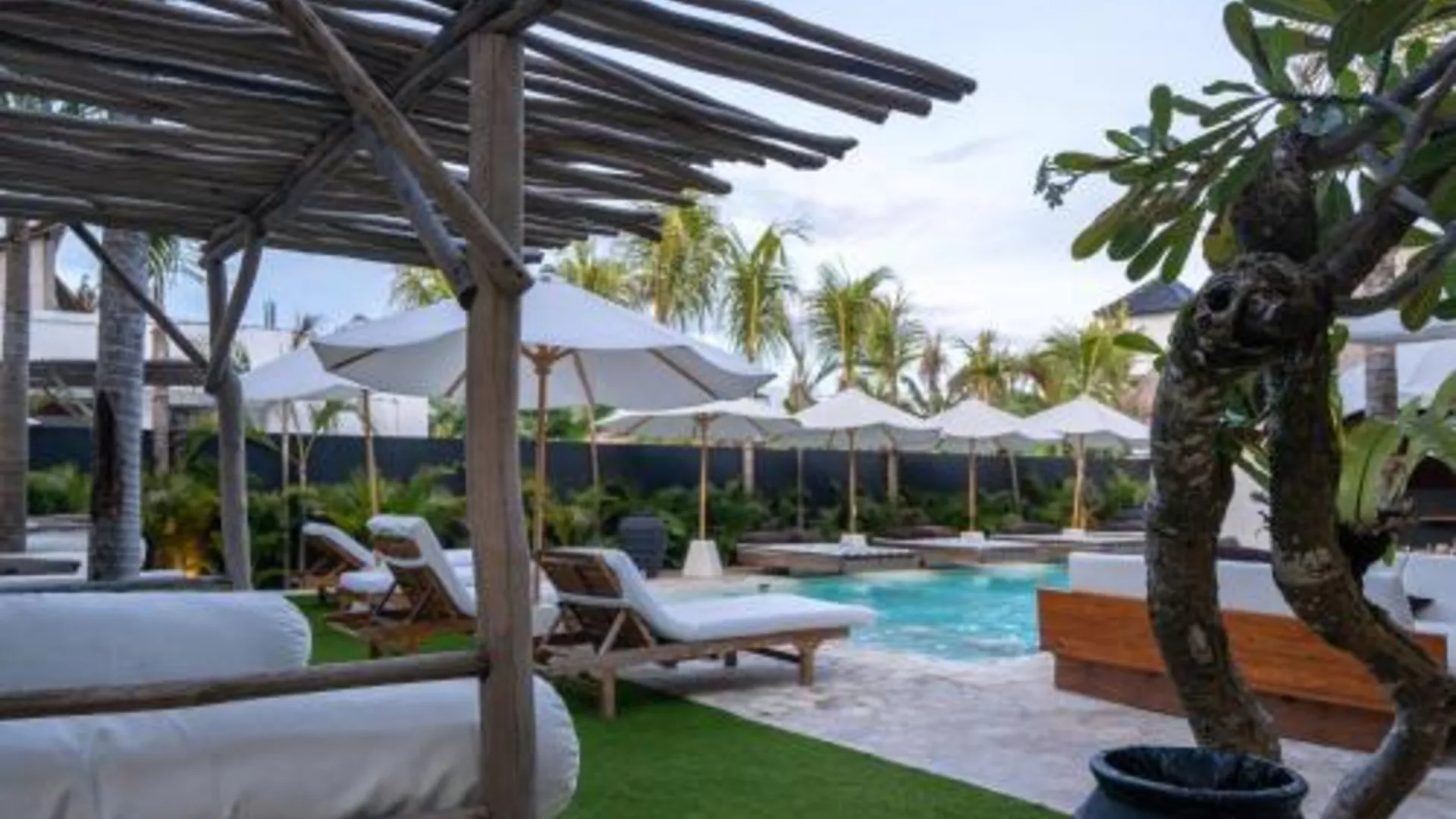 발리 Ohana's Beachfront Resort & Beach Club 4성급 호텔 수영장