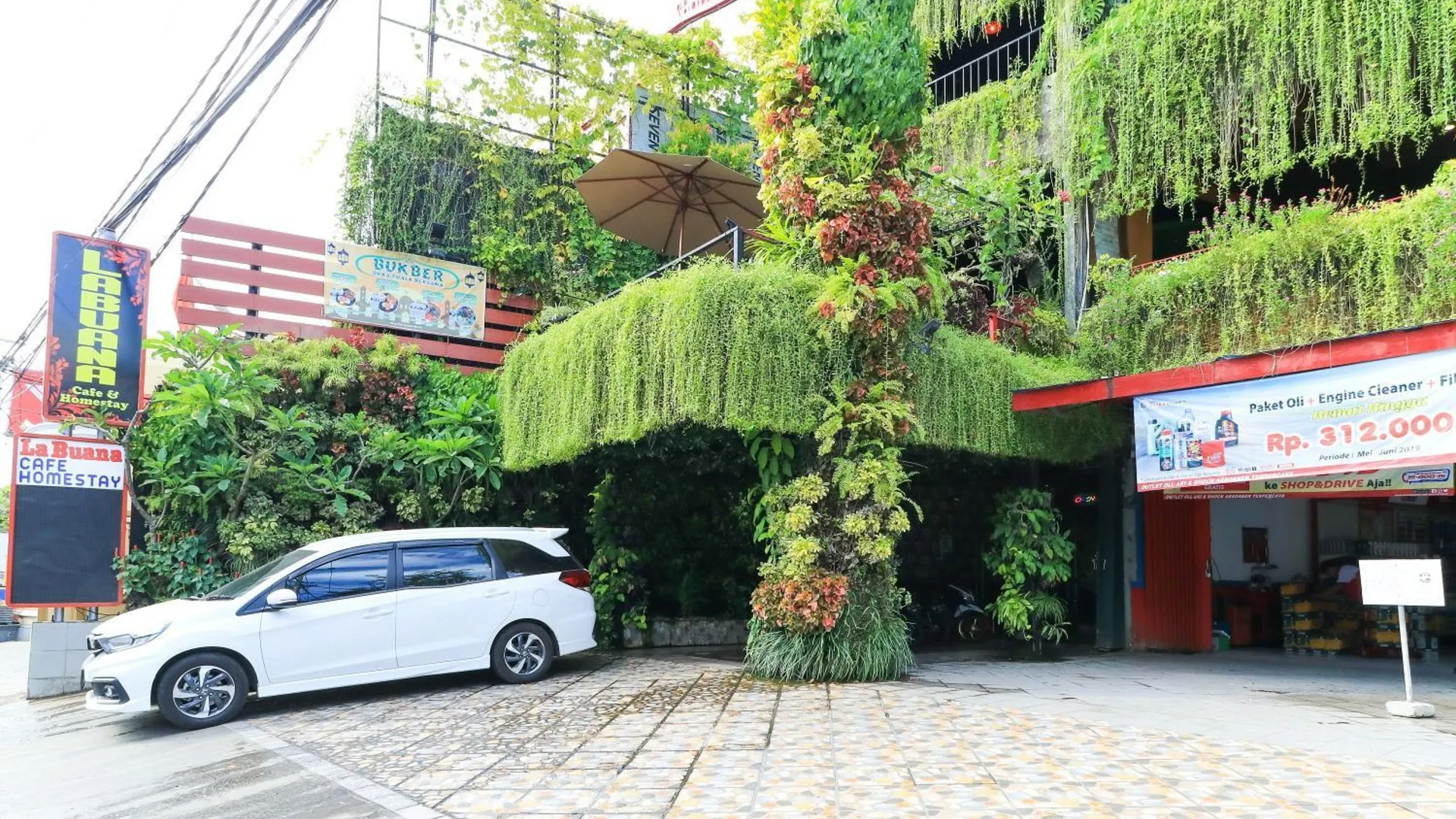 마카사르 Labuana Homestay and Cafe Garden Makassar 3성급 게스트하우스 전망