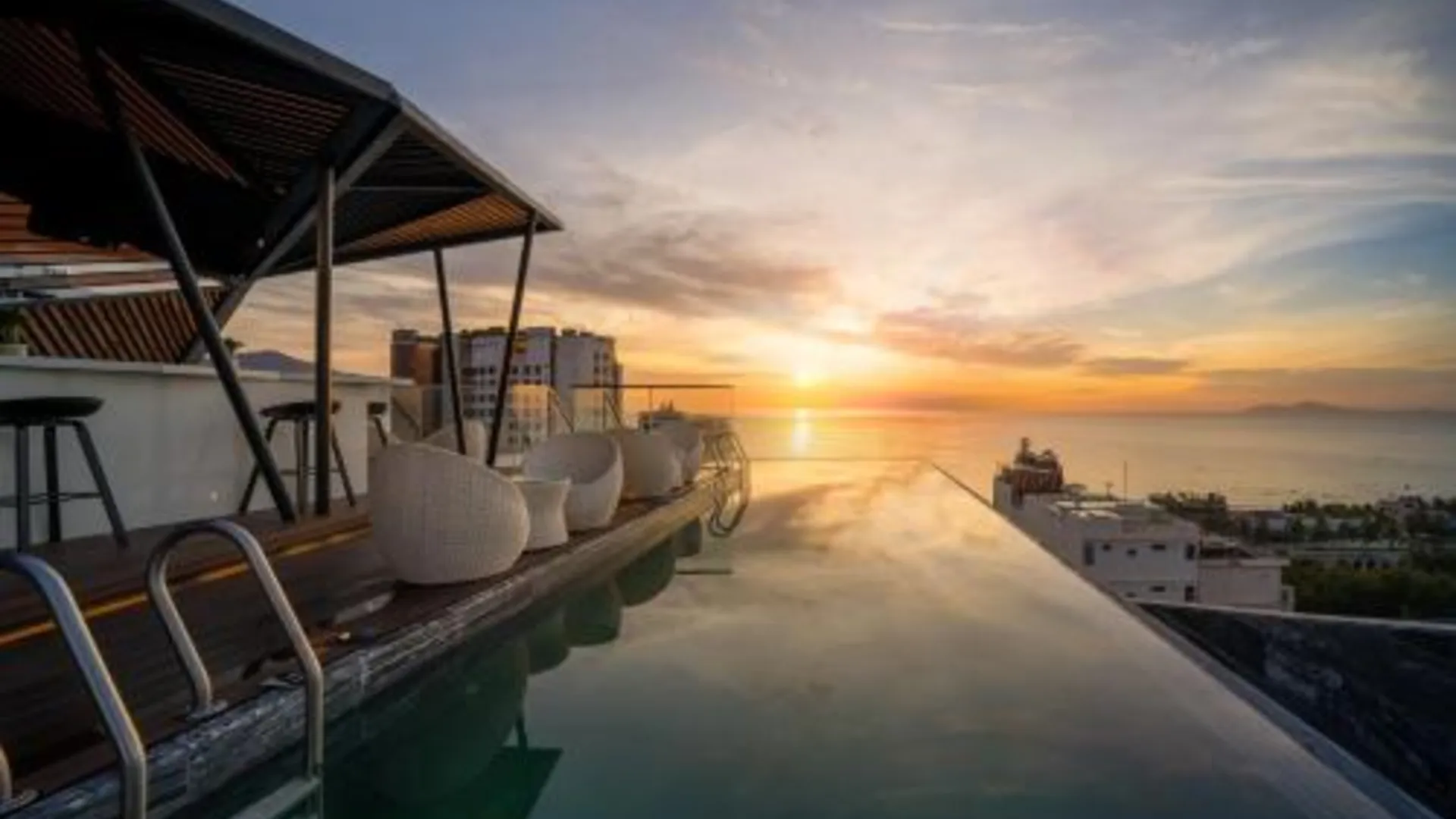 다낭 드라코 호텔 앤 스위트 4성급 호텔 수영장