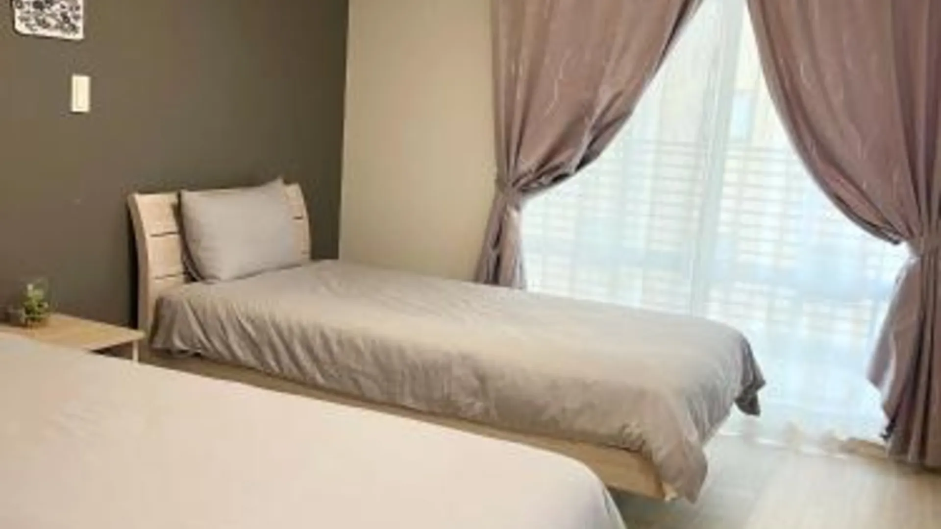 오키나와 본섬 hotel gala city only 5 mins to Kokusai Street 24 square meters room 3성급 호텔 스위트룸