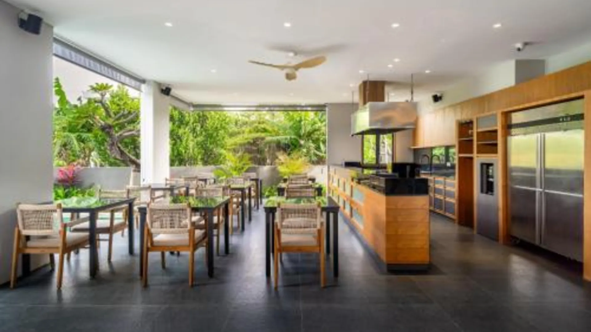 발리 더 라인 창구 4성급 호텔 레스토랑