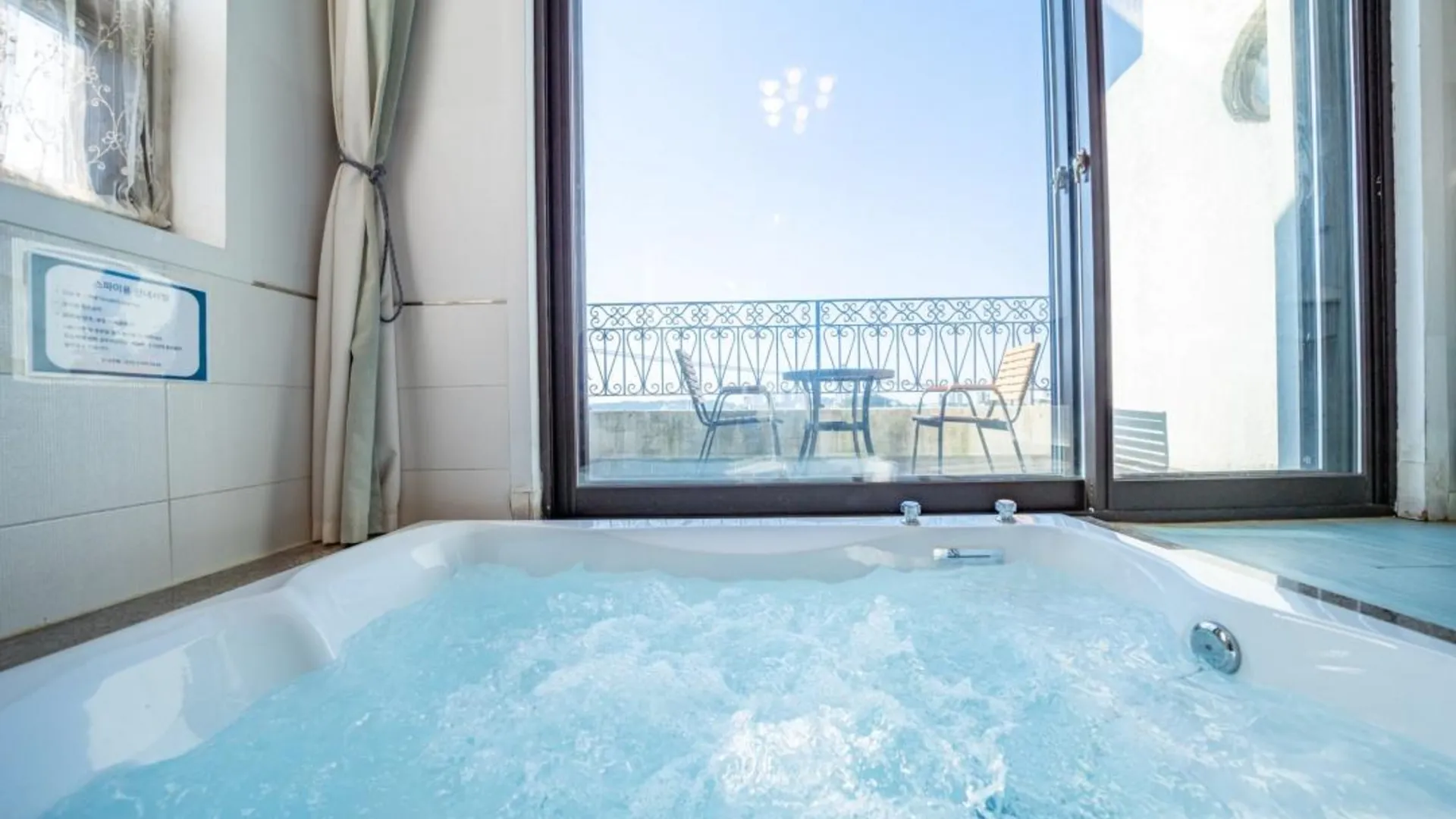 강릉 강릉 아띠랑스 풀빌라앤스파펜션 애견동반 2성급 게스트하우스 수영장