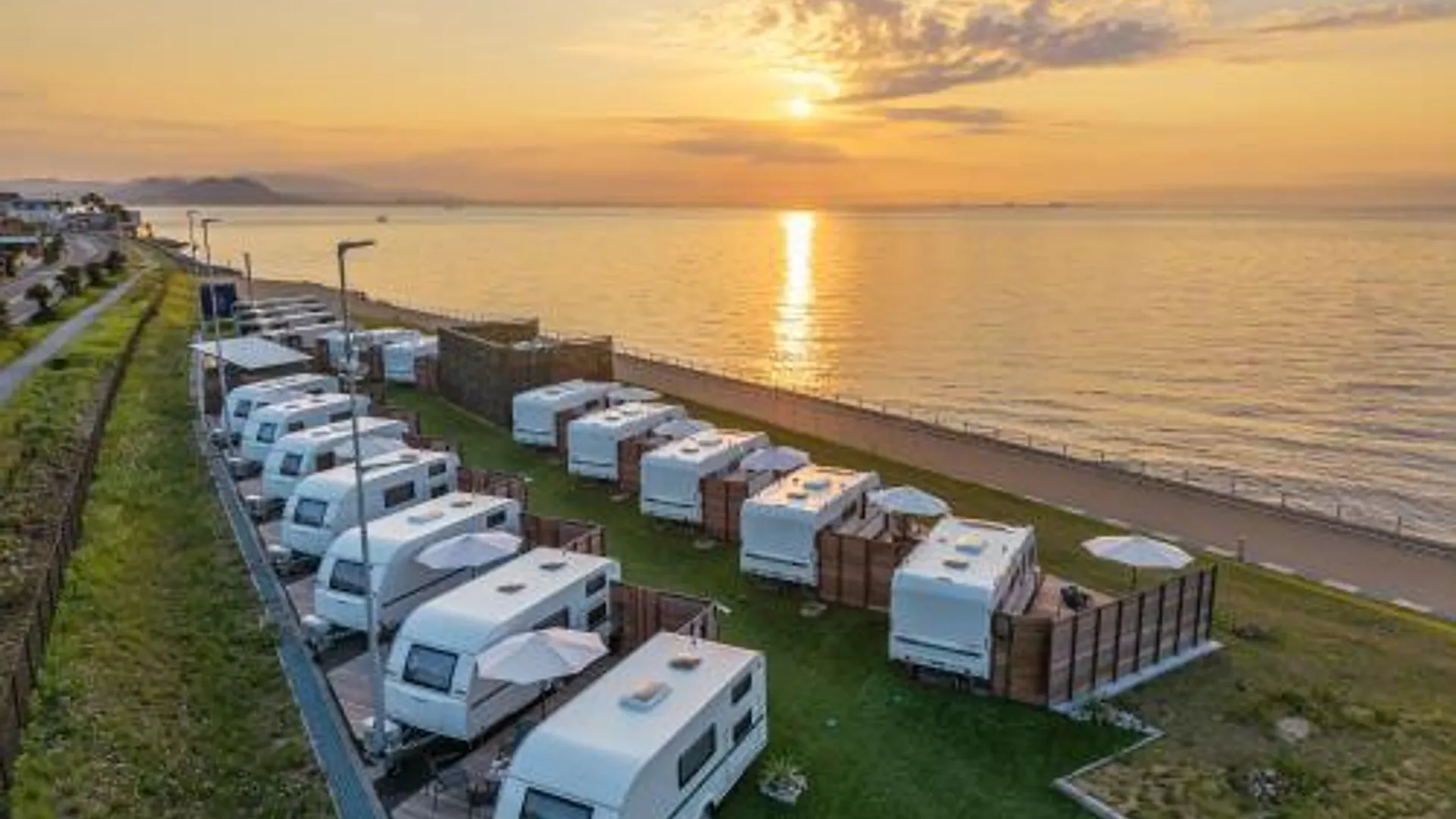 고베 Aquaignis Awaji Island TRAILER PARK 3성급 게스트하우스 레스토랑