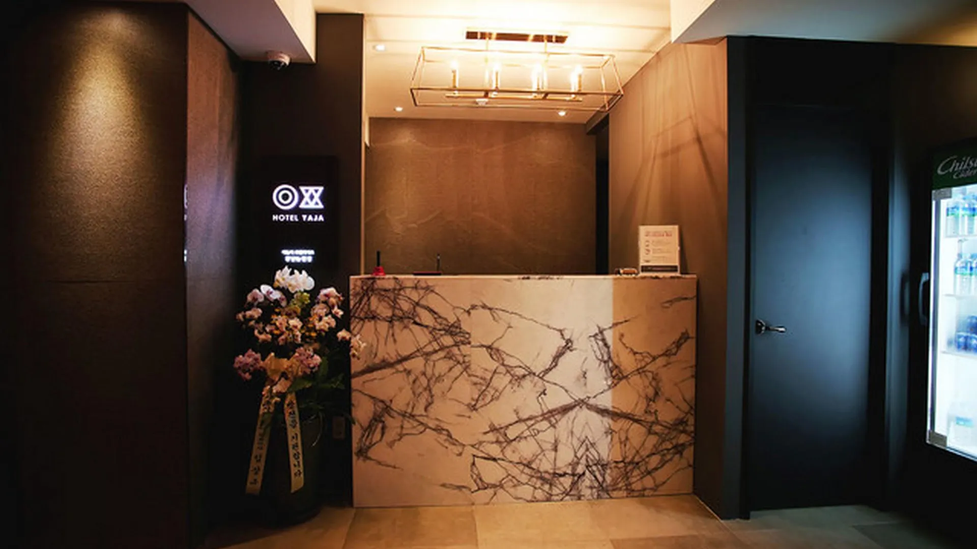 서울 강남 YAJA 강남 논현점 호텔 외관