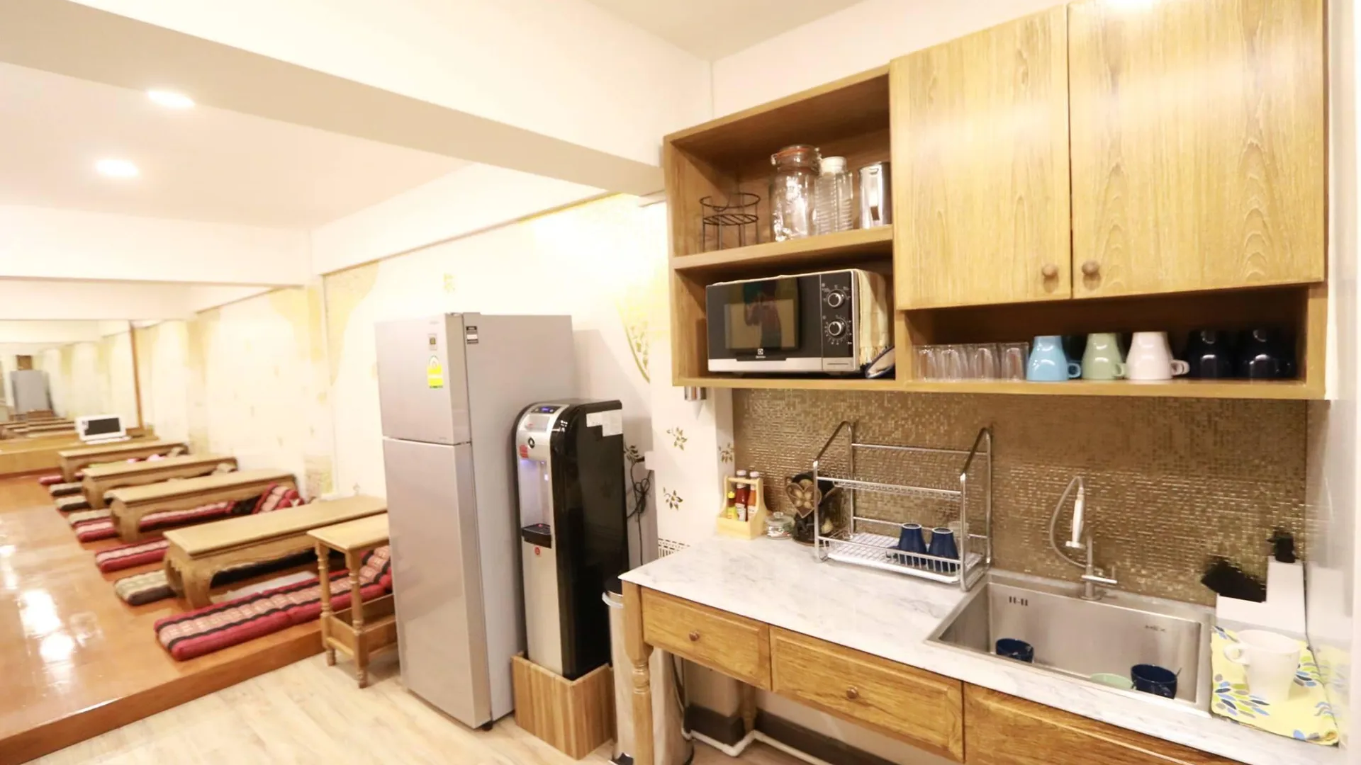 방콕 마리야 레이디 호스텔 수완나품 에어포트 2성급 호텔 외관