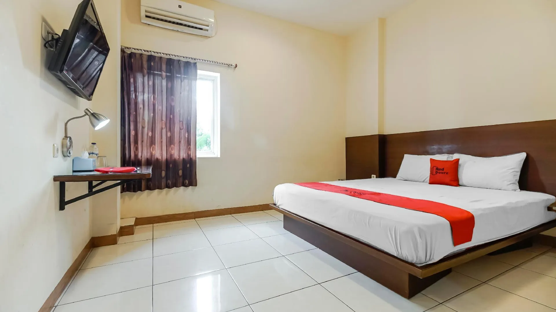 마카사르 RedDoorz Plus @ Karebosi Area 2 Makassar 3성급 호텔 객실