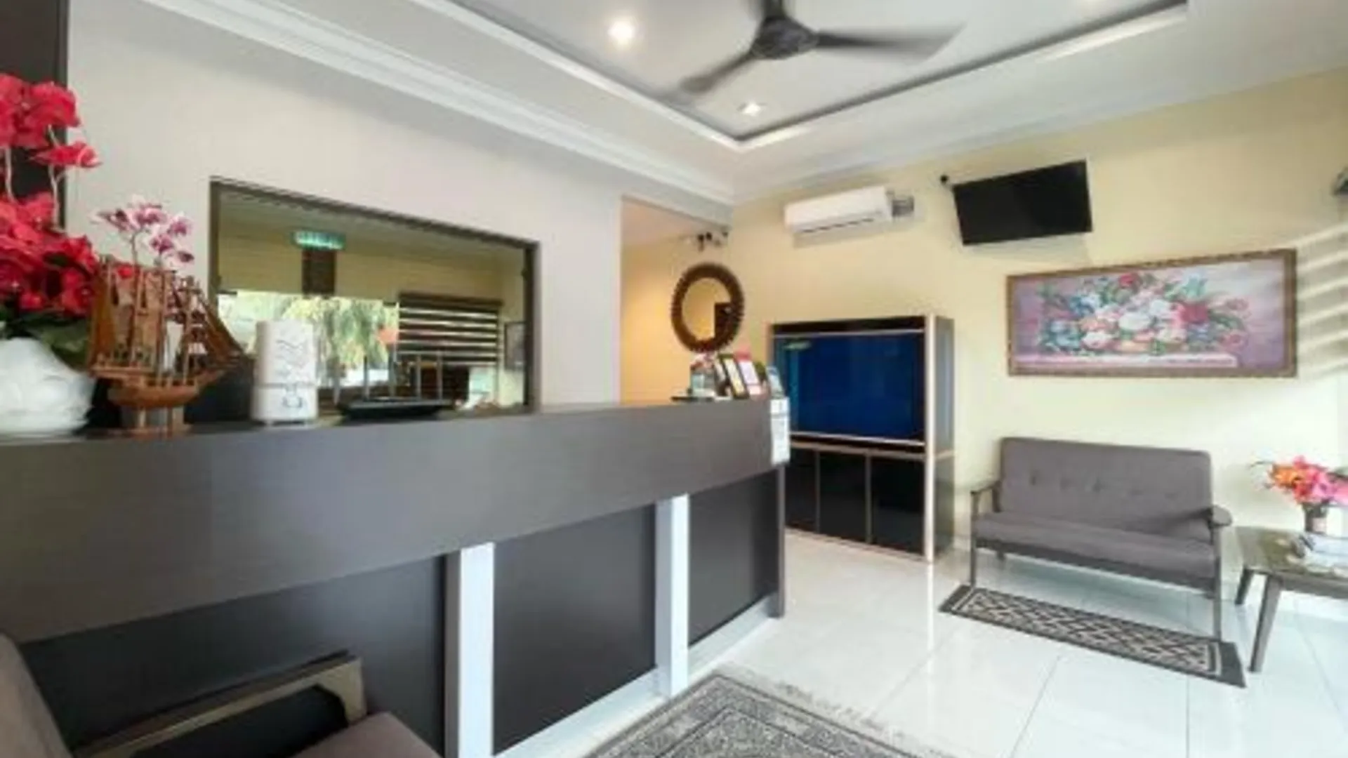 세리 만중 OYO 90369 Safari Hotel Lumut 2성급 호텔 로비