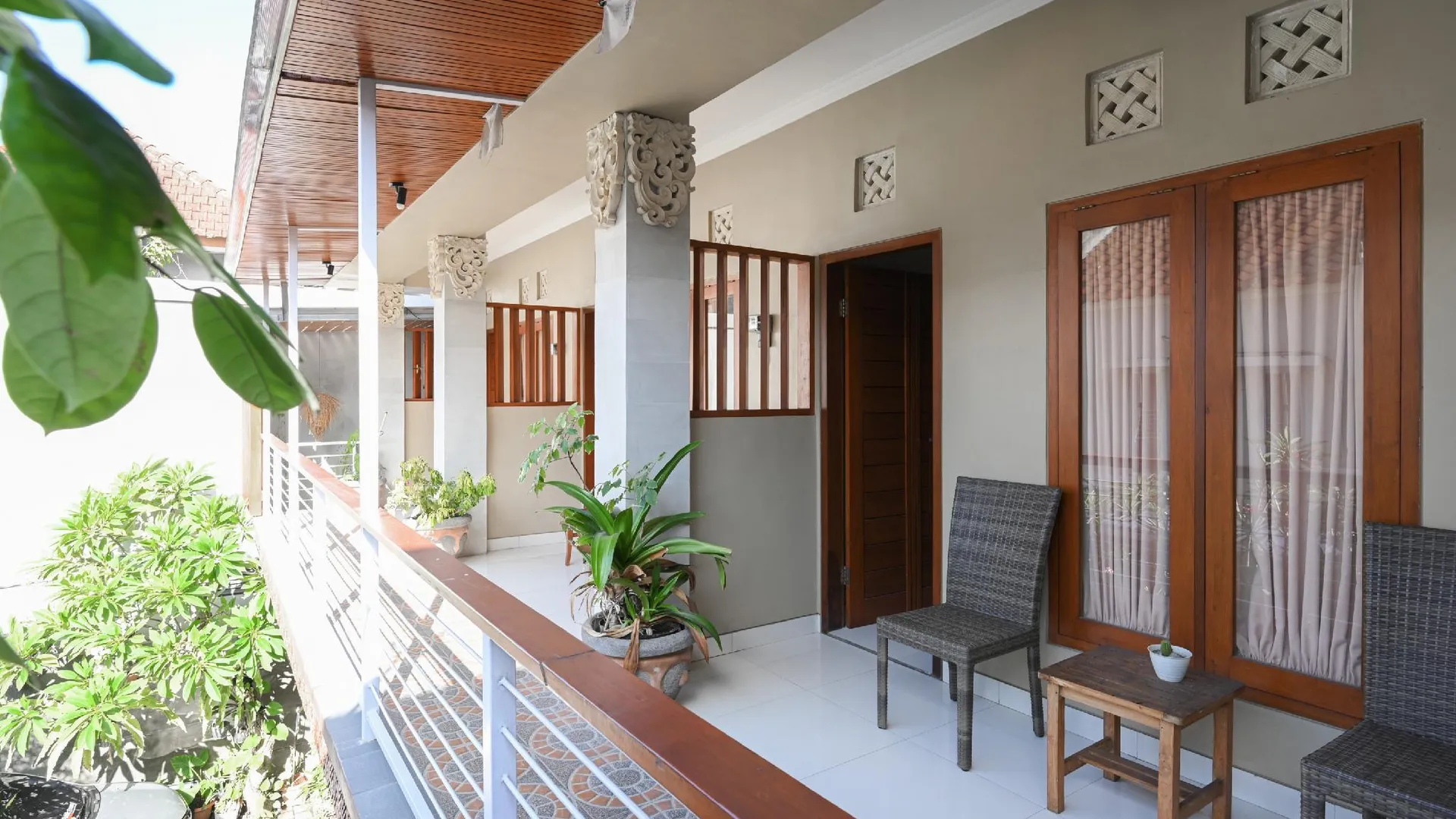 발리 레드도어즈 메르타사리 비치 근처 2 2성급 호텔 로비